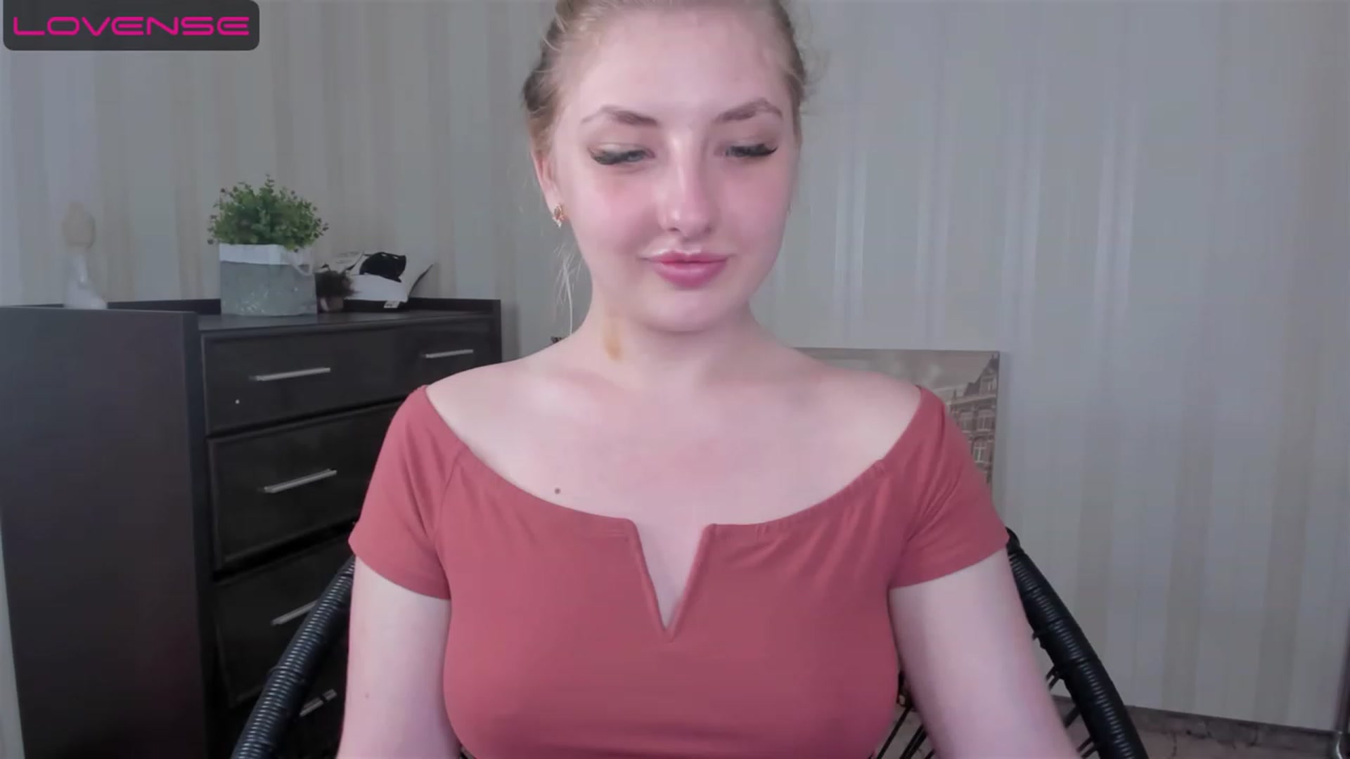 Gallery image thumbnail from WhitePerl's myfreecams stream on, 05/22/2023, 19:48 image 10 of 20