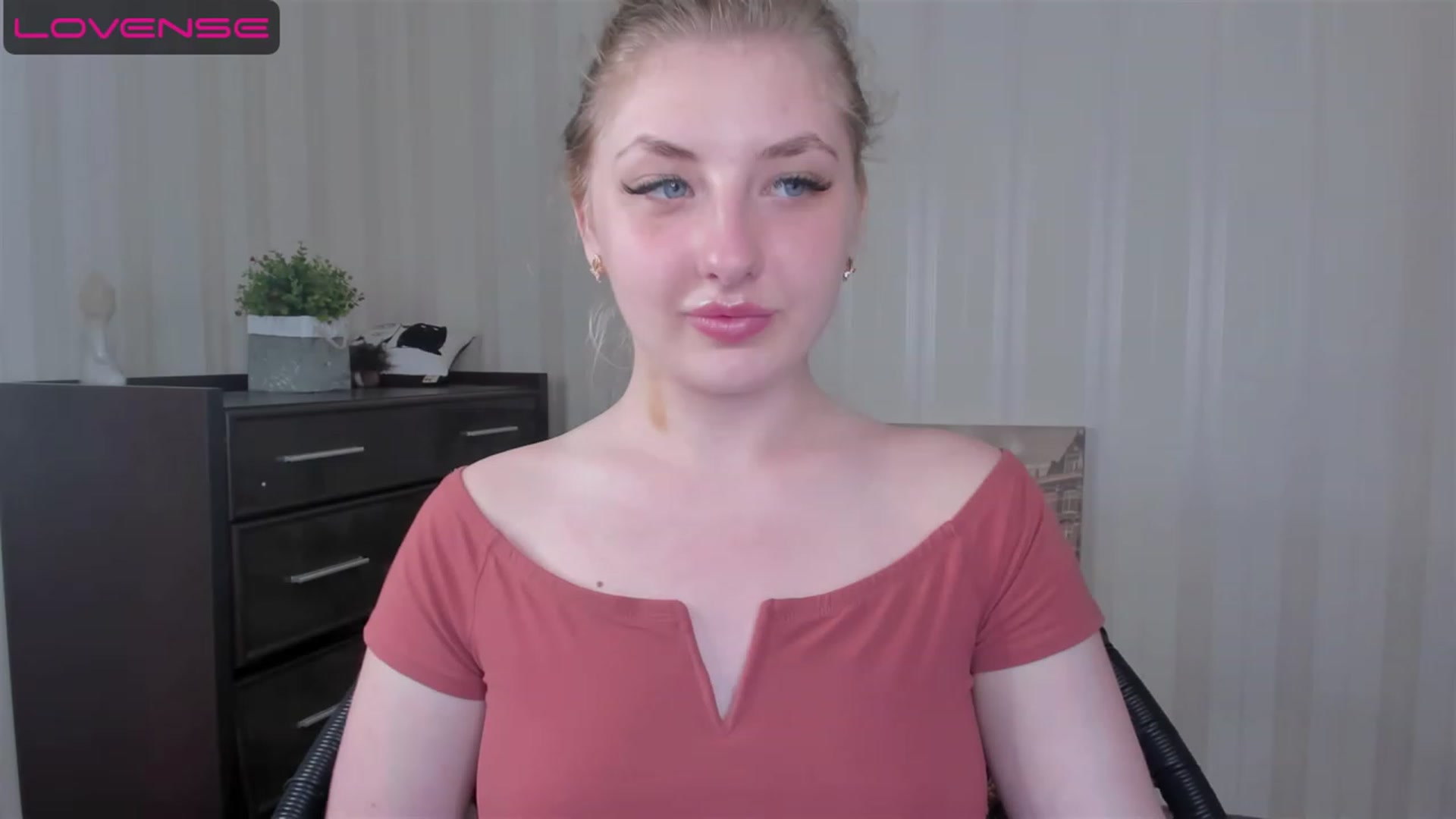 Gallery image thumbnail from WhitePerl's myfreecams stream on, 05/22/2023, 19:48 image 3 of 20