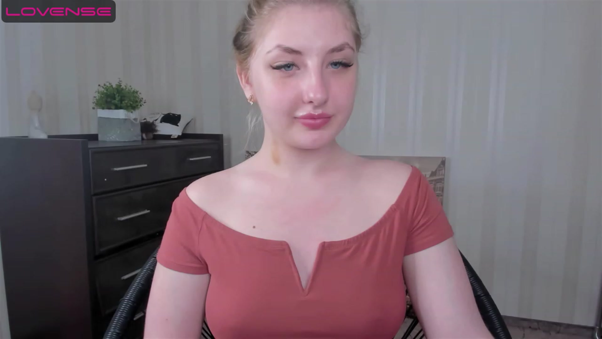Gallery image thumbnail from WhitePerl's myfreecams stream on, 05/22/2023, 19:48 image 9 of 20