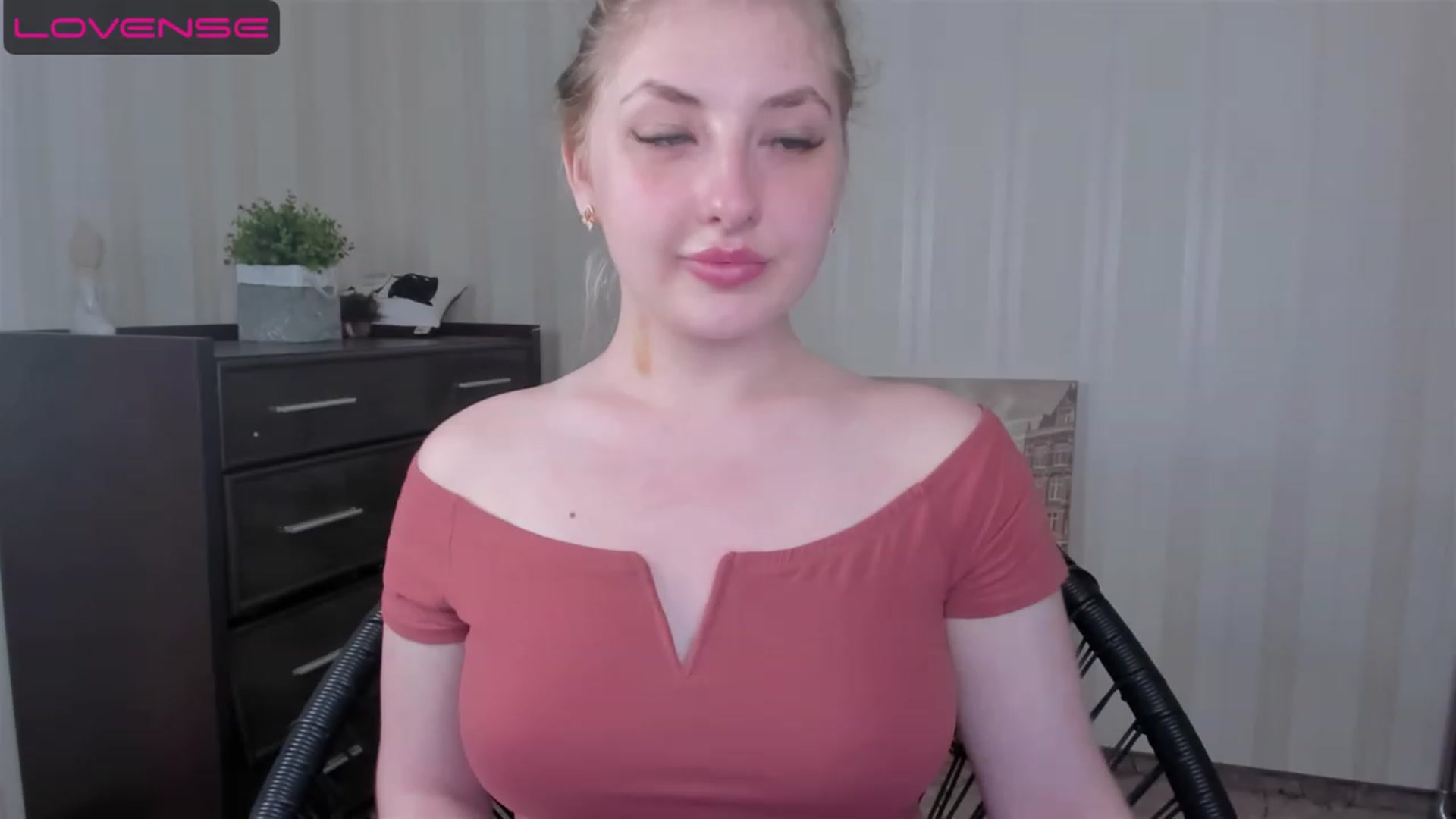 Gallery image thumbnail from WhitePerl's myfreecams stream on, 05/22/2023, 19:48 image 8 of 20