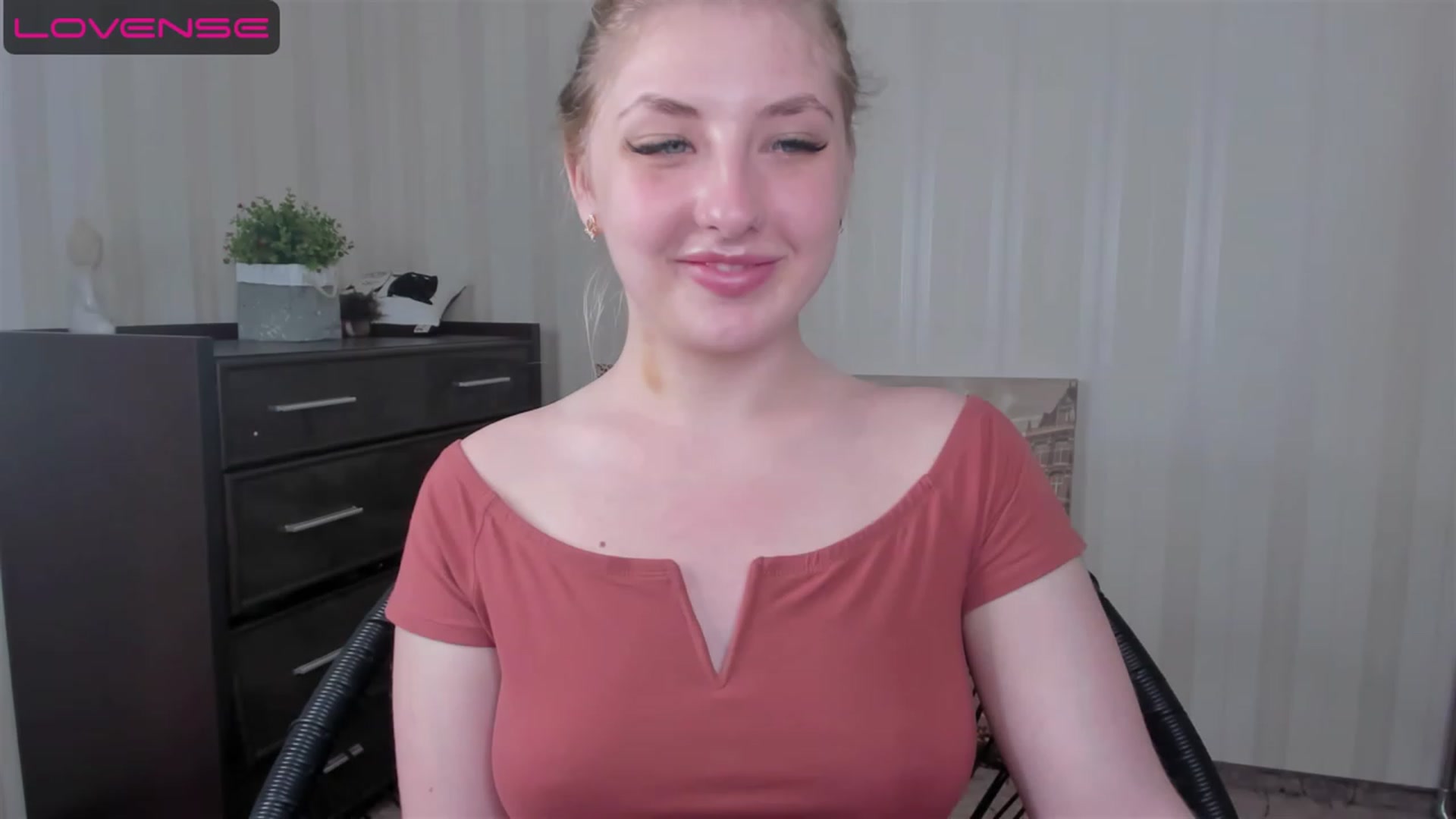 Gallery image thumbnail from WhitePerl's myfreecams stream on, 05/22/2023, 19:48 image 13 of 20