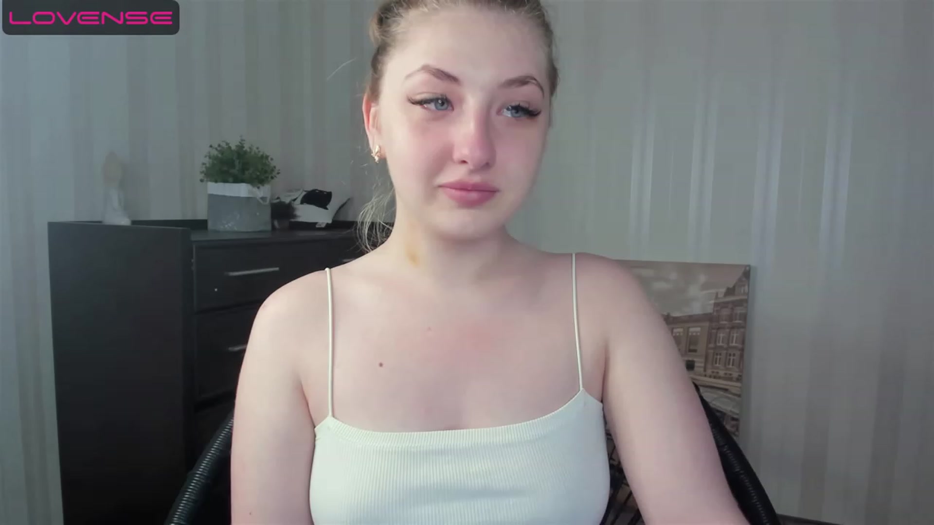 Gallery image thumbnail from WhitePerl's myfreecams stream on, 05/23/2023, 13:33 image 13 of 20