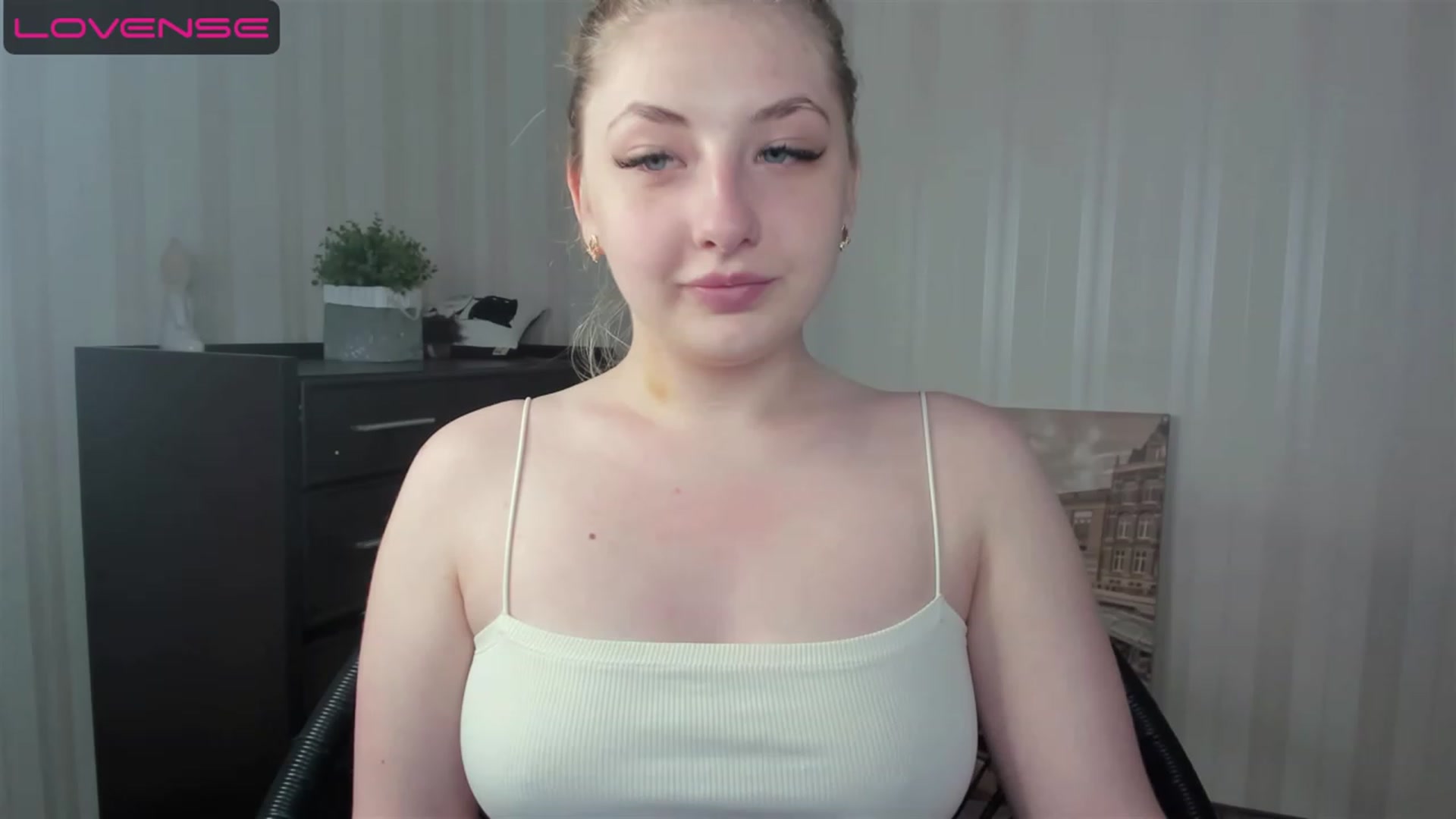 Gallery image thumbnail from WhitePerl's myfreecams stream on, 05/23/2023, 13:33 image 12 of 20