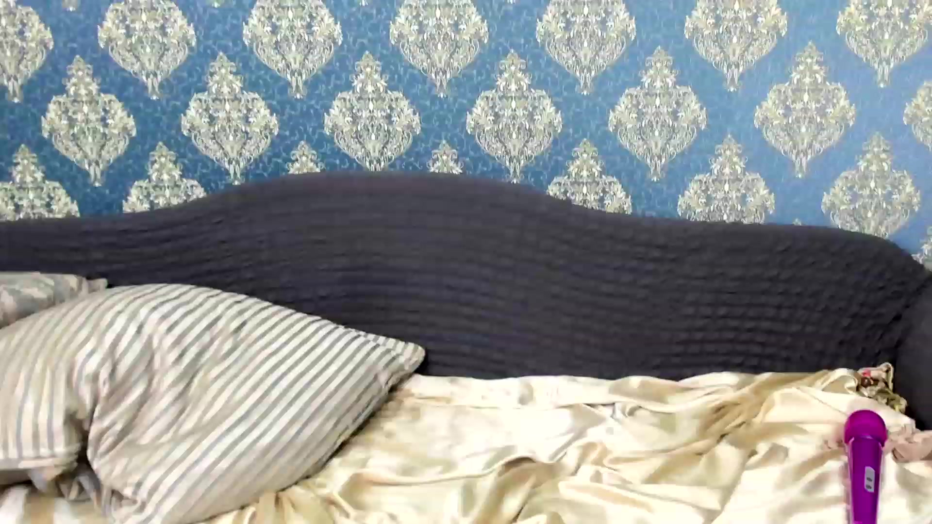 Gallery image thumbnail from White_Pie's myfreecams stream on, 11/18/2022, 08:36 image 11 of 20