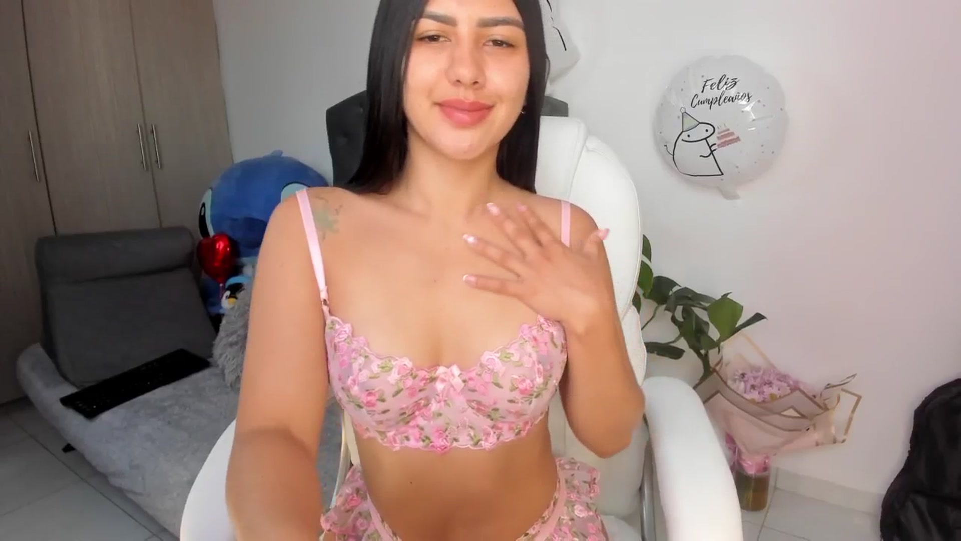 Gallery image thumbnail from WhitneyR's myfreecams stream on, 05/19/2025, 13:10 image 12 of 20