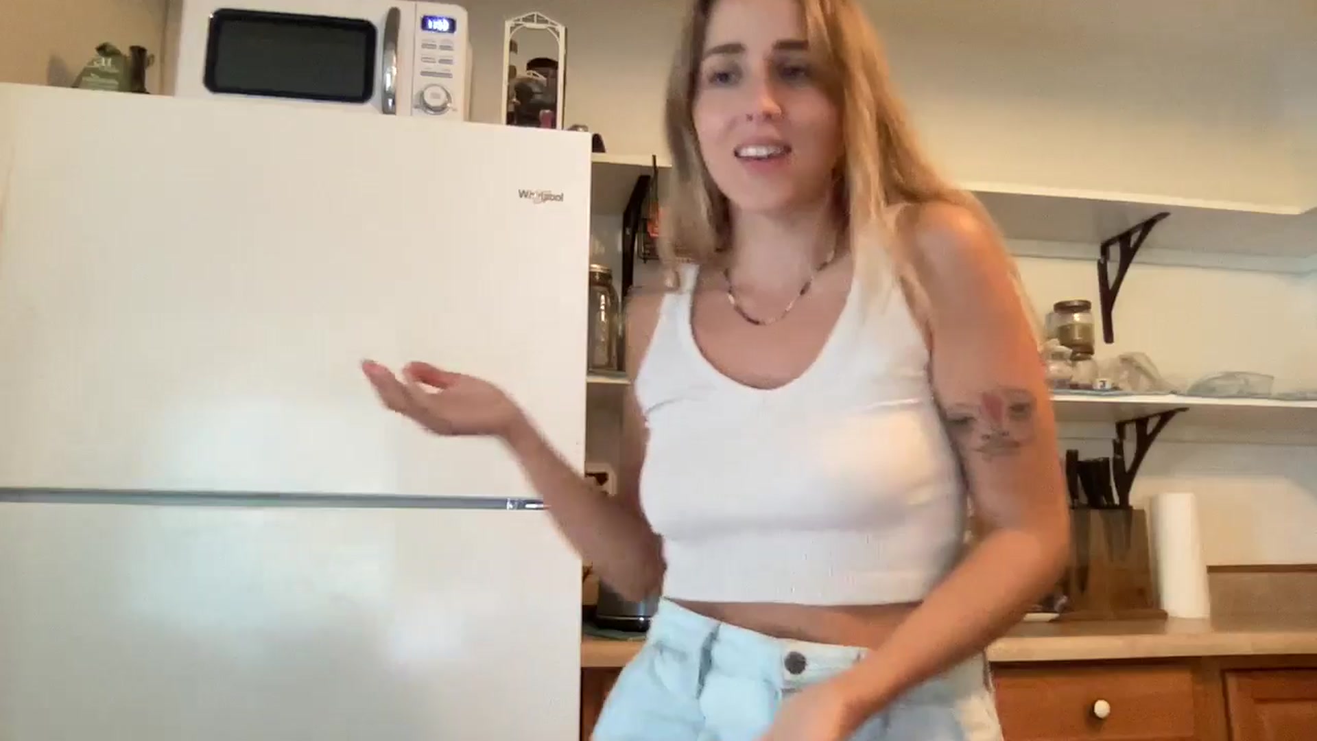 Gallery image thumbnail from WifeyElla's myfreecams stream on, 02/27/2025, 24:36 image 18 of 20