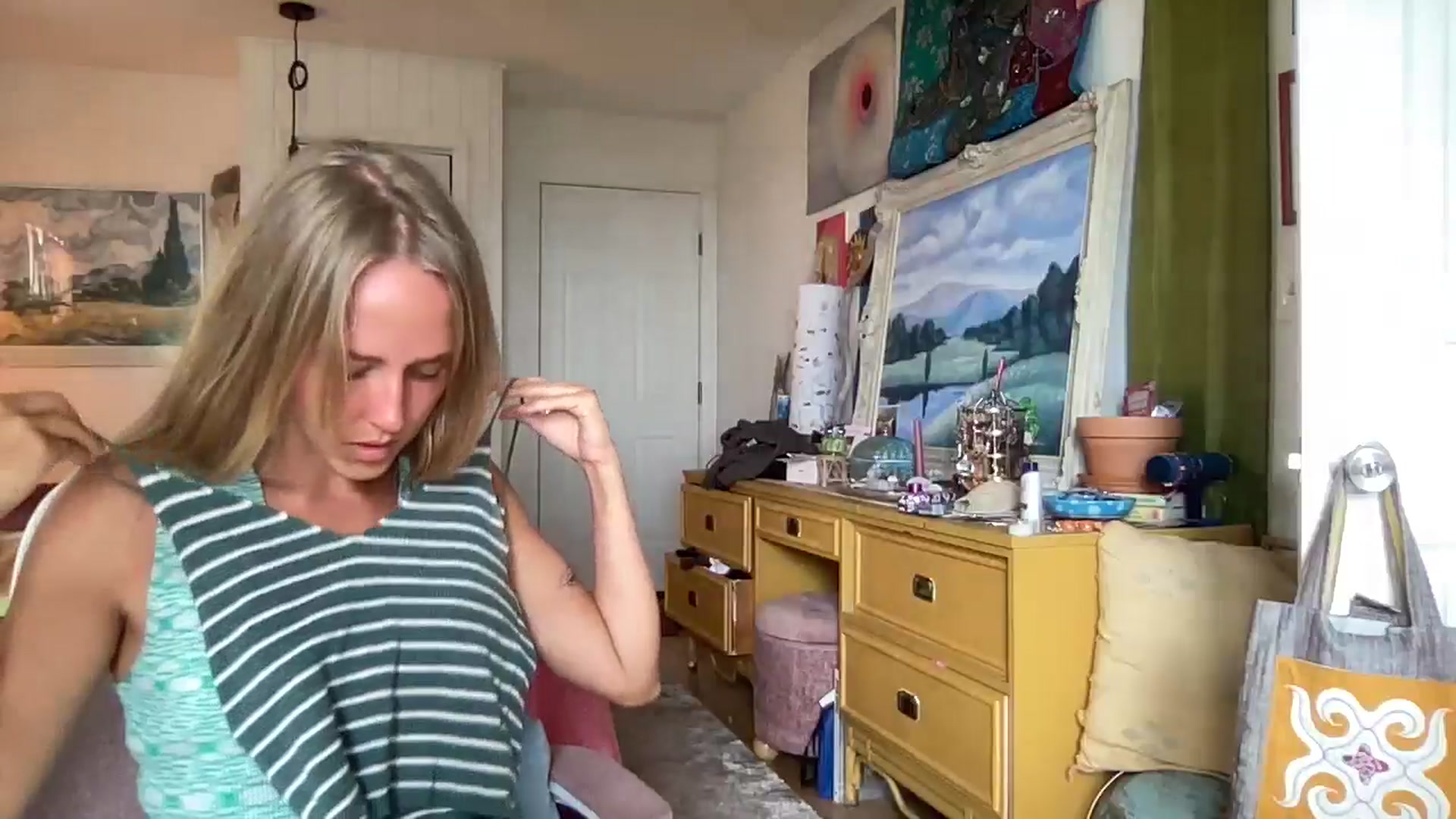 Gallery image thumbnail from WifeyElla's myfreecams stream on, 04/25/2025, 01:32 image 19 of 20