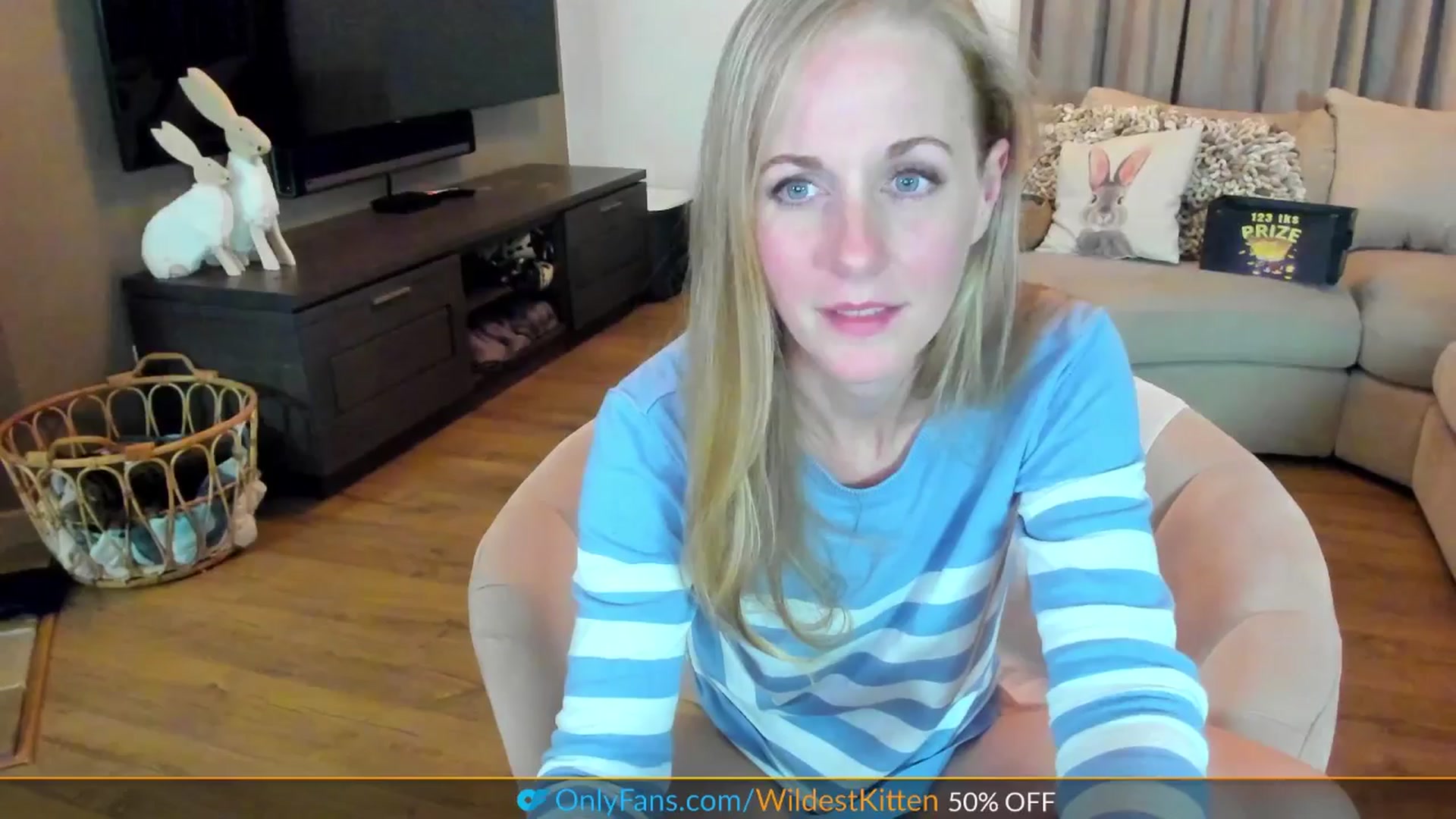 Gallery image thumbnail from WildestKitten's myfreecams stream on, 04/02/2025, 21:54 image 15 of 20