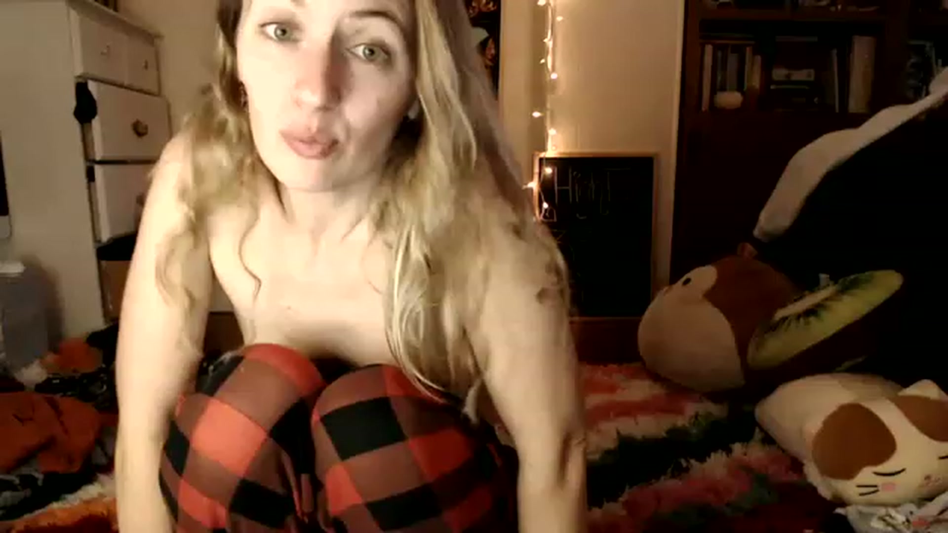 Gallery image thumbnail from WildflowerEm's myfreecams stream on, 11/26/2022, 22:02 image 1 of 20