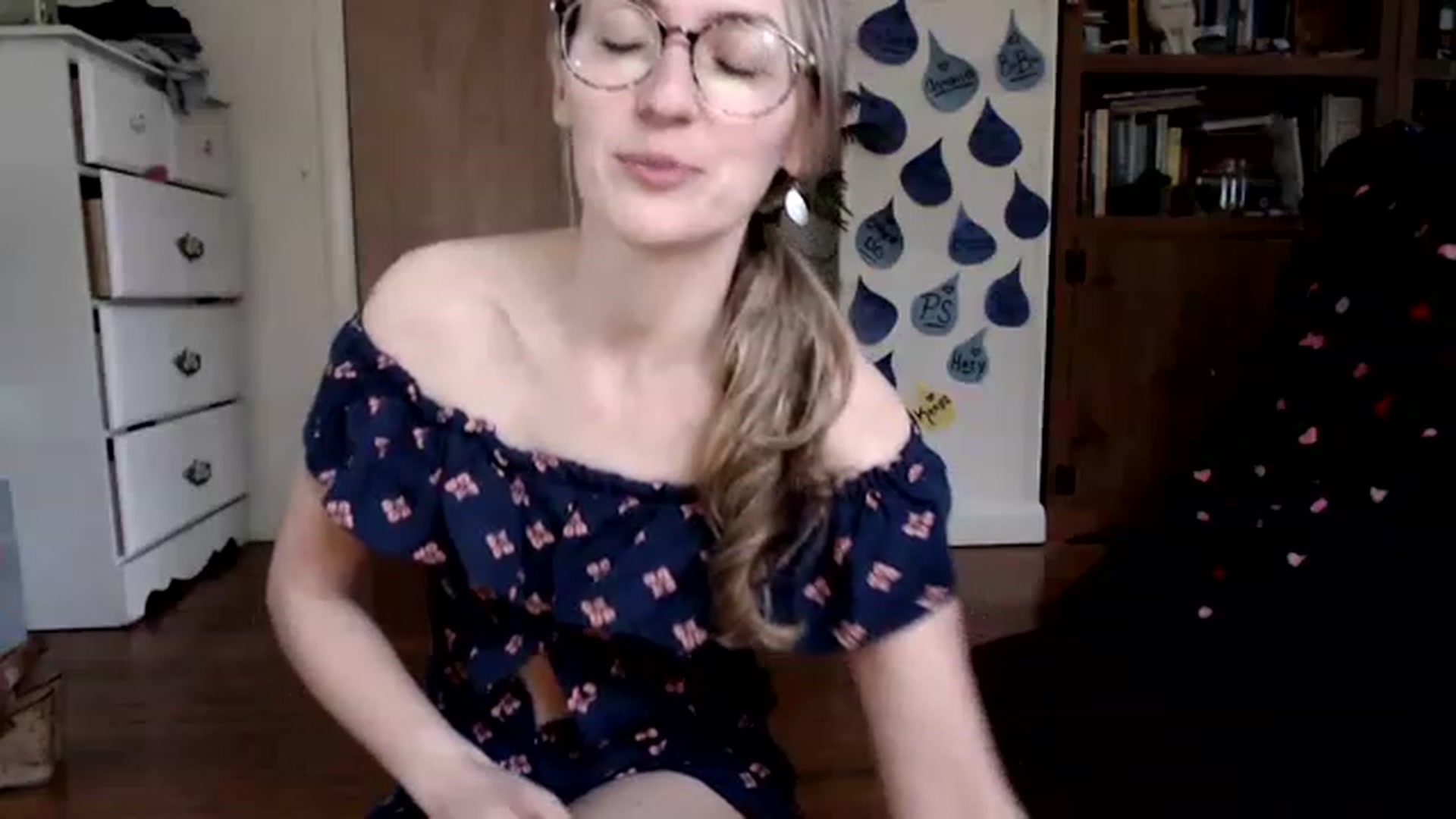 Gallery image thumbnail from WildflowerEm's myfreecams stream on, 04/16/2023, 21:21 image 16 of 20