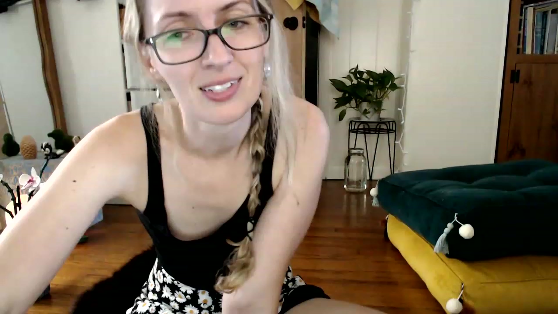 Gallery image thumbnail from WildflowerEm's myfreecams stream on, 08/20/2023, 21:01 image 12 of 20