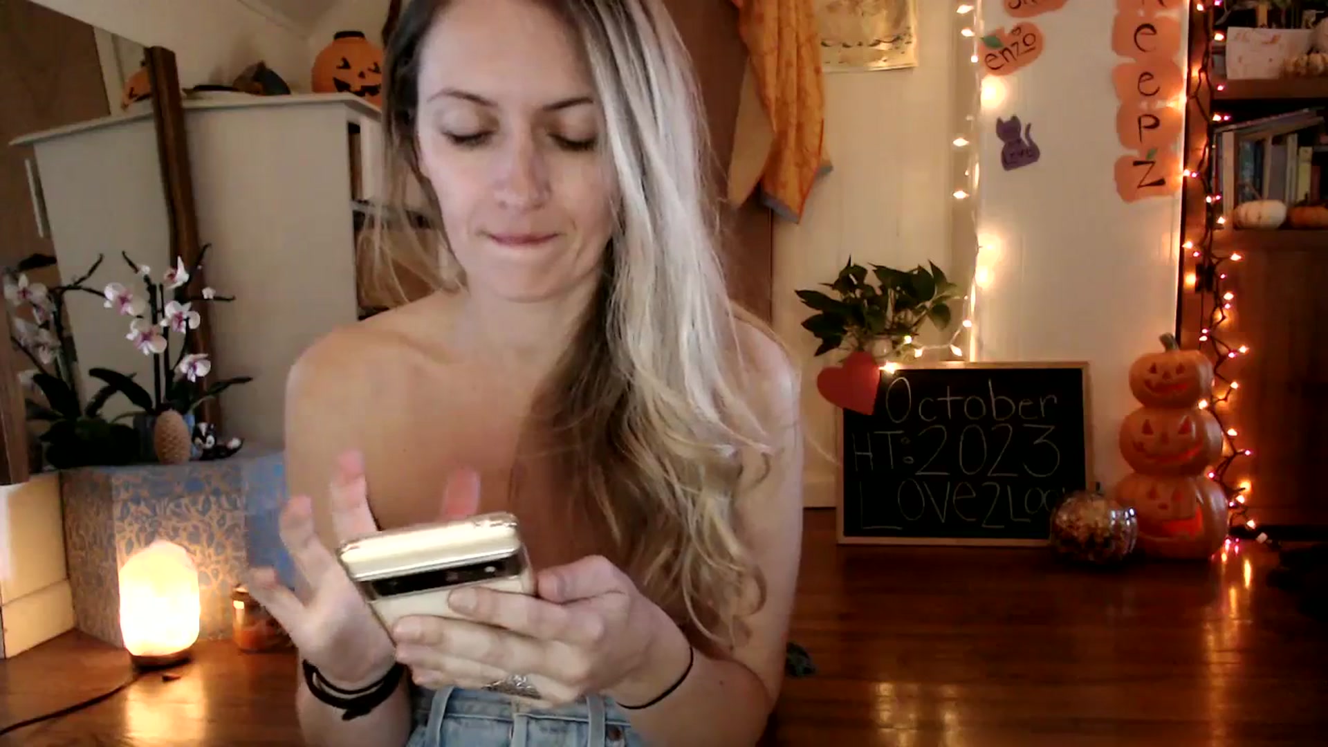 Gallery image thumbnail from WildflowerEm's myfreecams stream on, 10/08/2023, 21:43 image 6 of 20