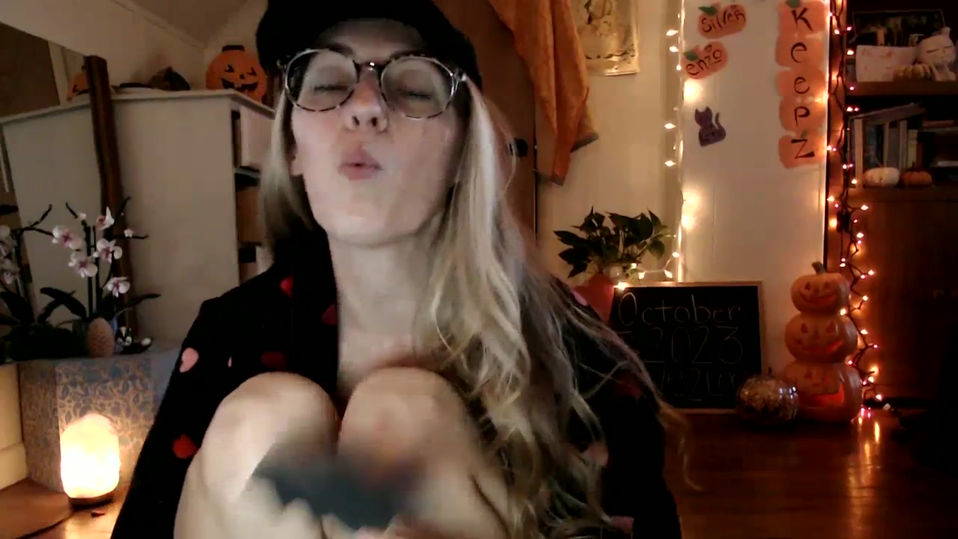 Gallery image thumbnail from WildflowerEm's myfreecams stream on, 10/08/2023, 21:43 image 16 of 20
