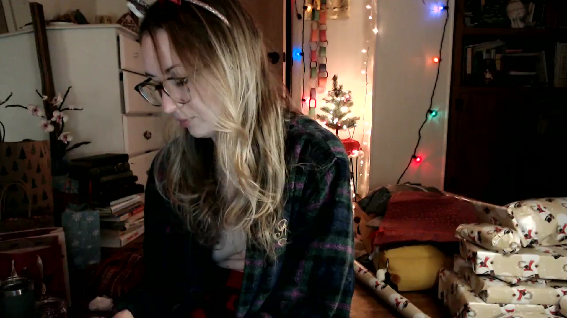 Gallery image thumbnail from WildflowerEm's myfreecams stream on, 12/23/2023, 22:44 image 14 of 20