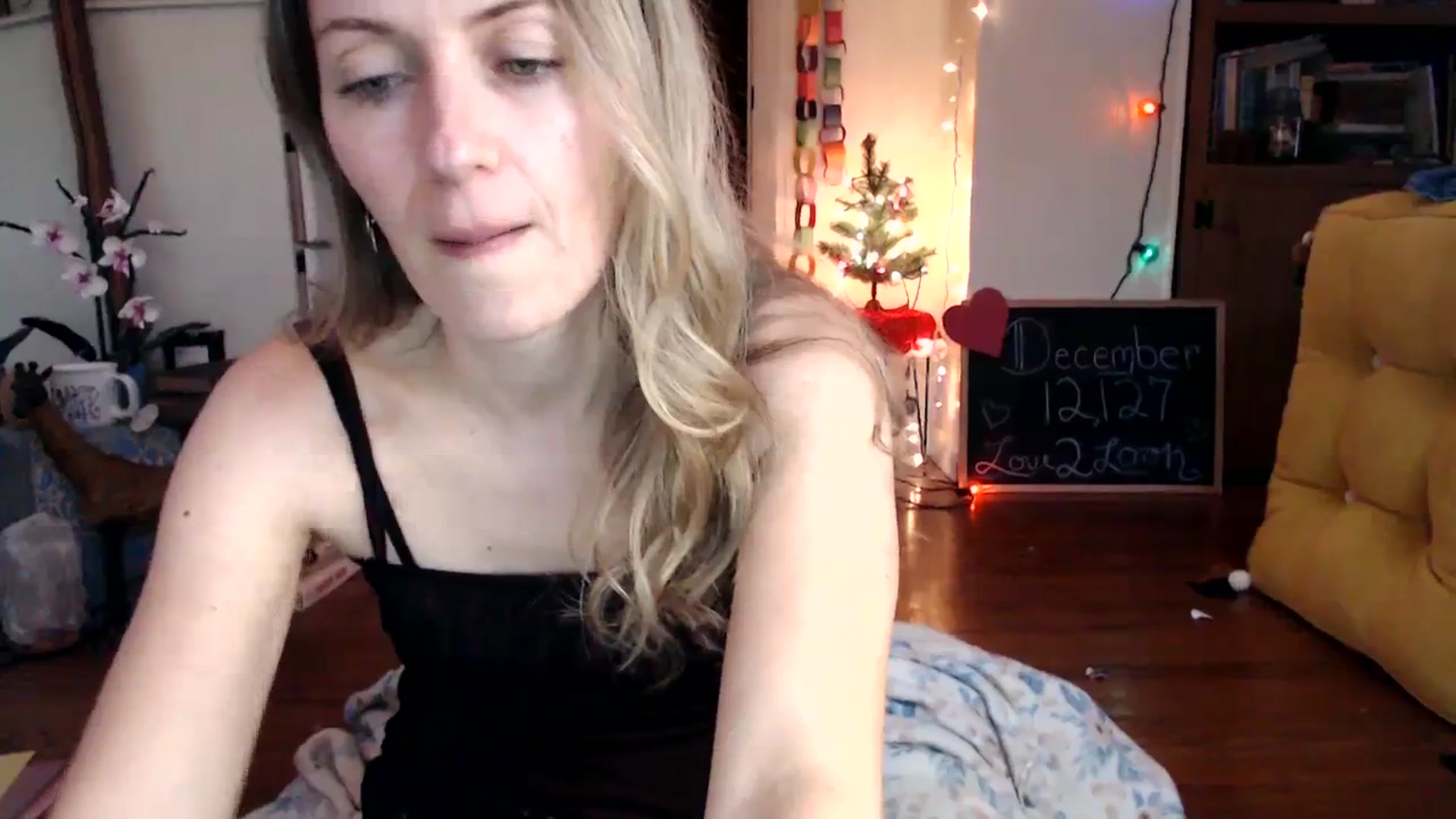 Gallery image thumbnail from WildflowerEm's myfreecams stream on, 12/31/2023, 21:34 image 4 of 20