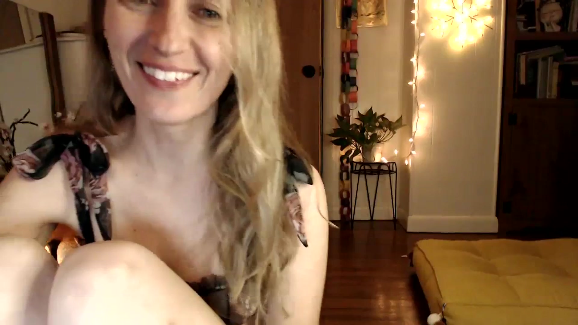 Gallery image thumbnail from WildflowerEm's myfreecams stream on, 01/06/2024, 22:08 image 16 of 20