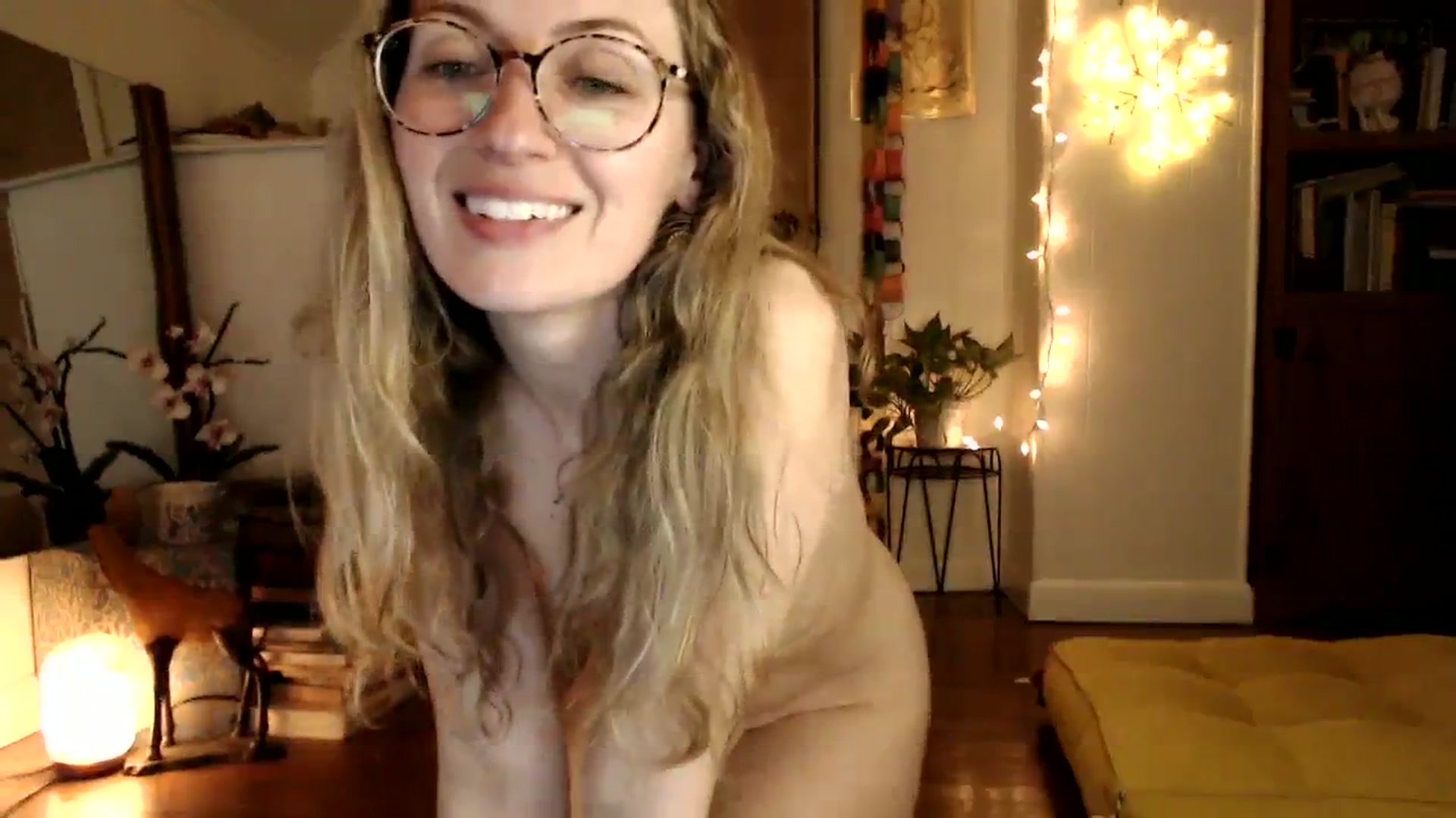 Gallery image thumbnail from WildflowerEm's myfreecams stream on, 01/06/2024, 22:41 image 15 of 20