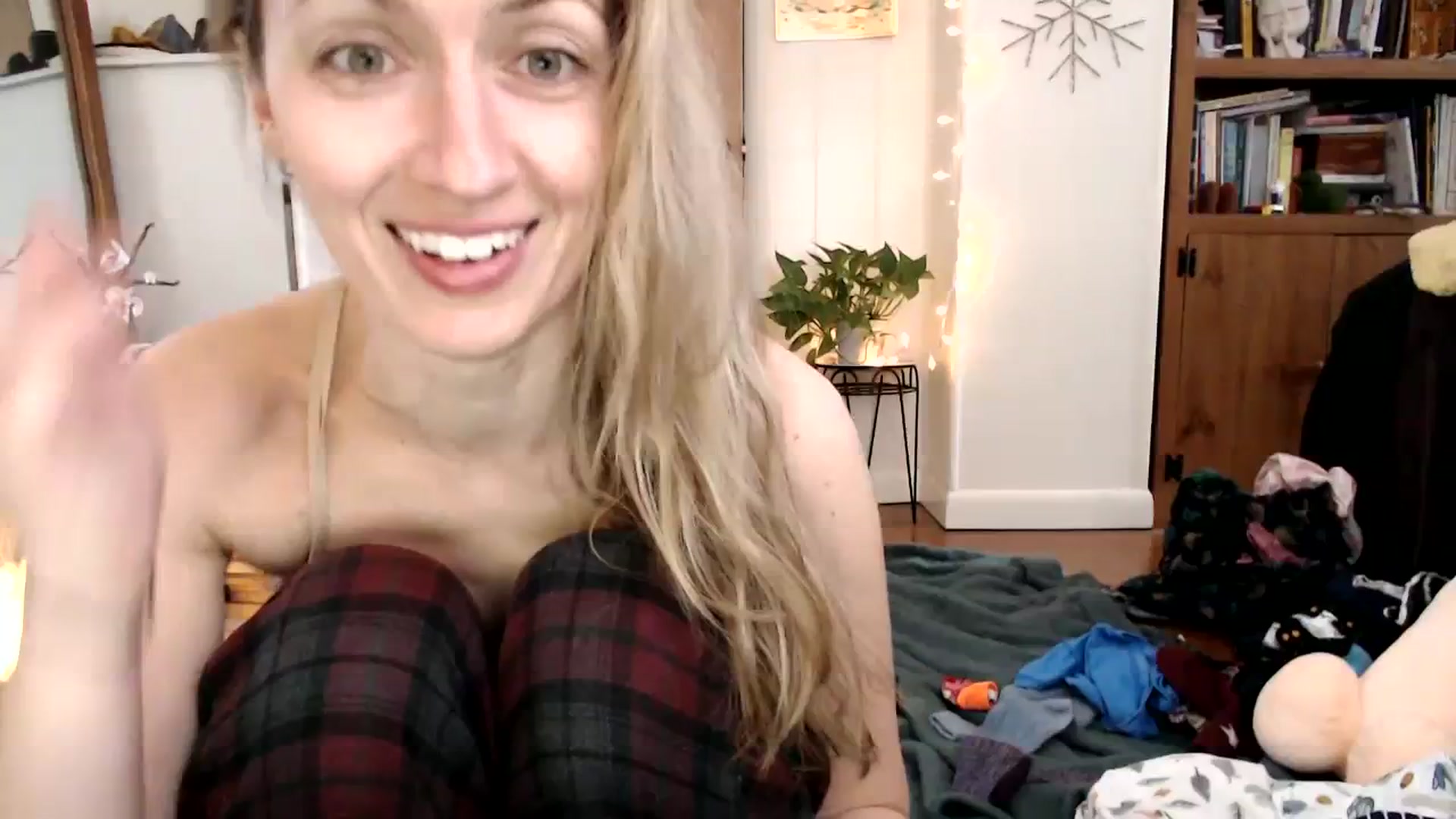 Gallery image thumbnail from WildflowerEm's myfreecams stream on, 01/23/2024, 18:04 image 15 of 20
