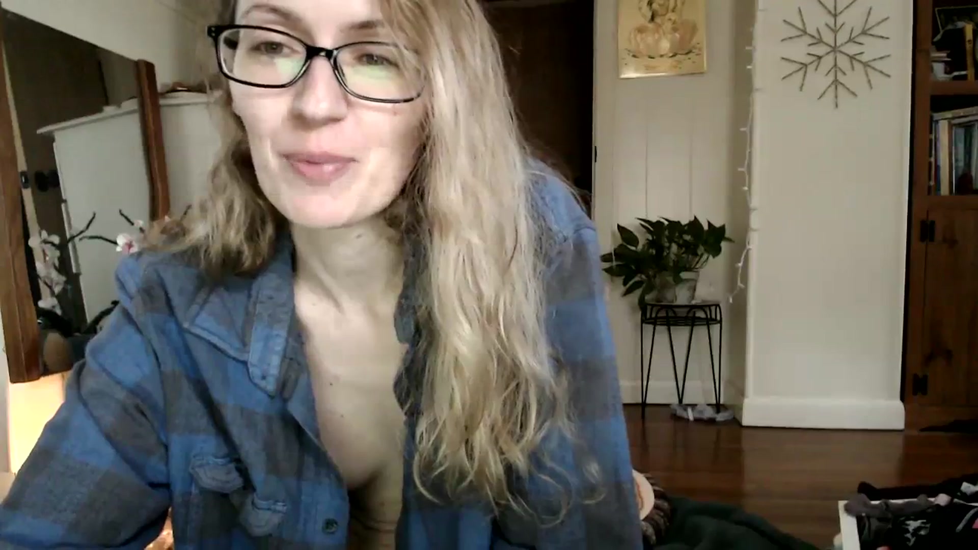 Gallery image thumbnail from WildflowerEm's myfreecams stream on, 01/29/2024, 18:12 image 17 of 20