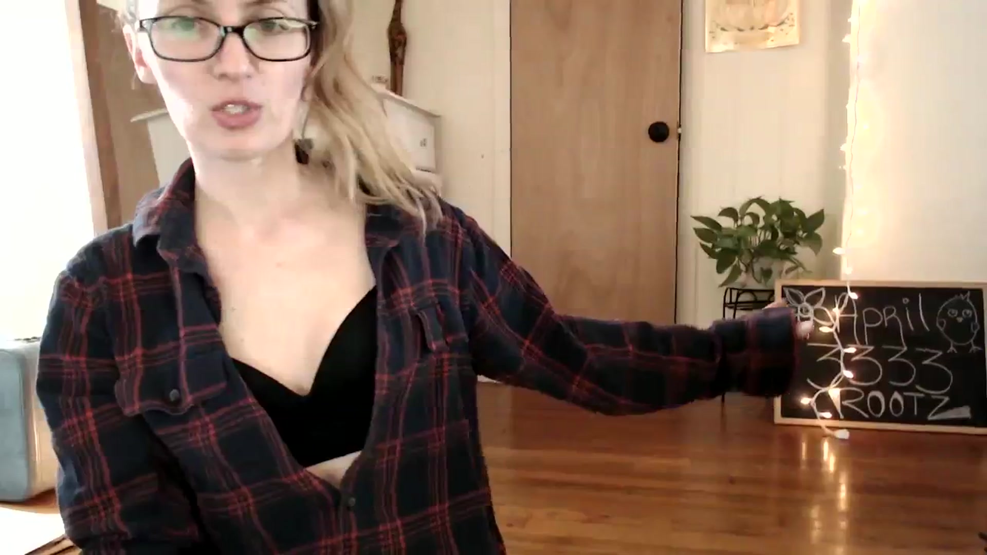 Gallery image thumbnail from WildflowerEm's myfreecams stream on, 04/07/2024, 21:08 image 3 of 20