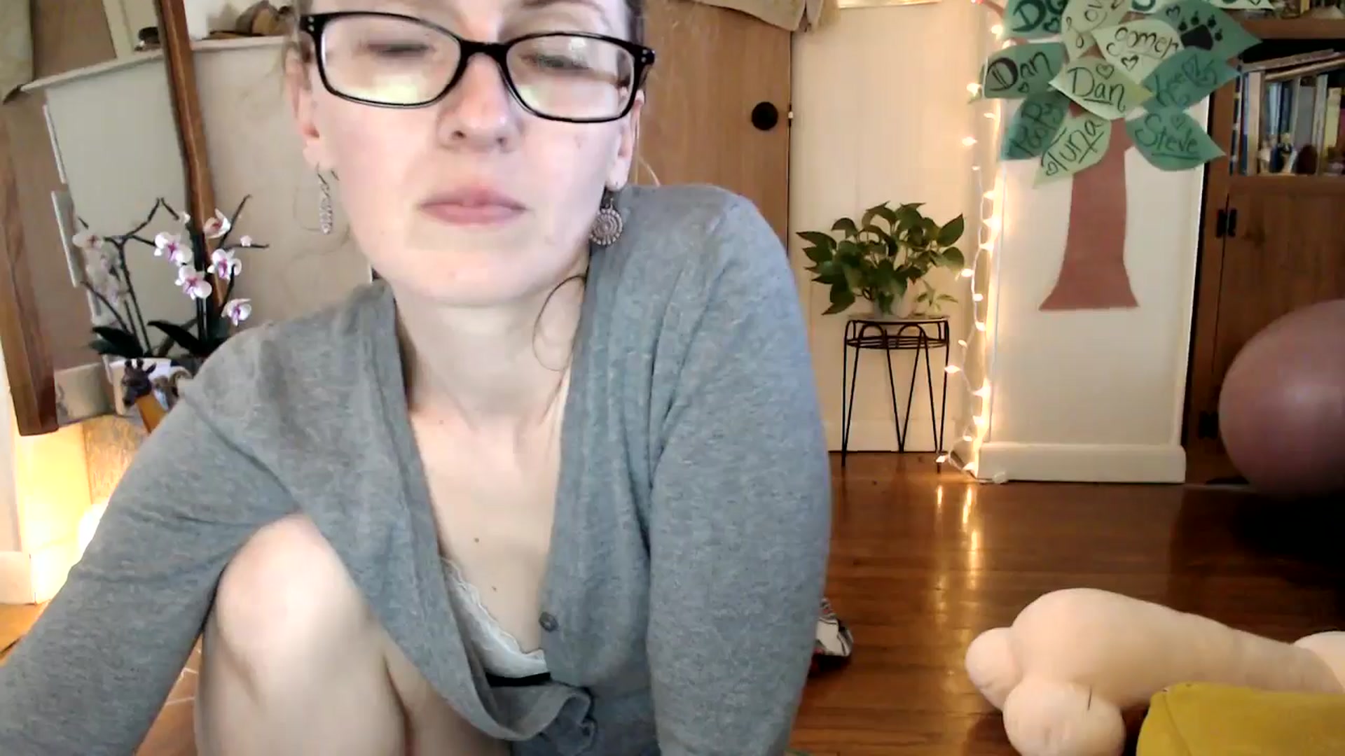 Gallery image thumbnail from WildflowerEm's myfreecams stream on, 05/04/2024, 21:42 image 11 of 20