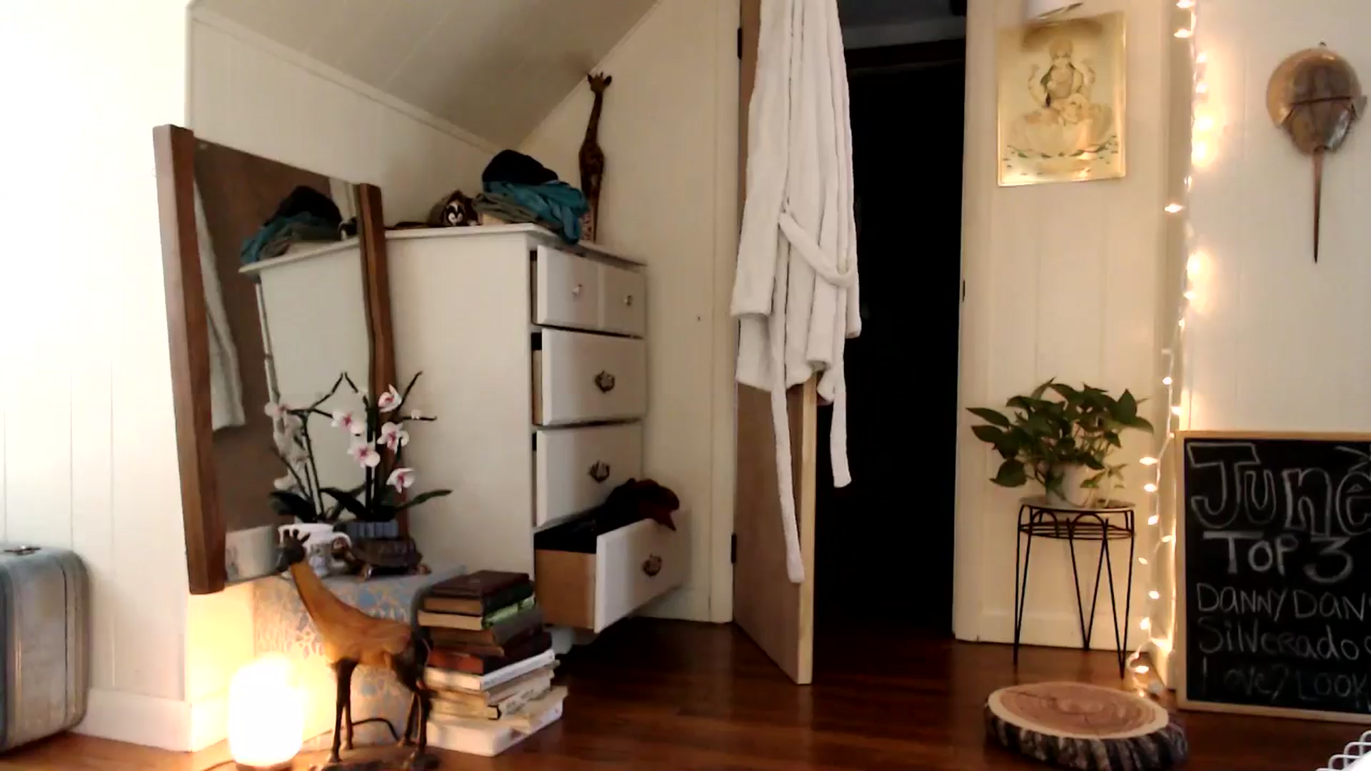 Gallery image thumbnail from WildflowerEm's myfreecams stream on, 06/23/2024, 22:38 image 10 of 20