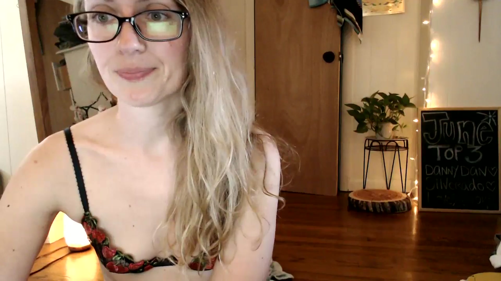 Gallery image thumbnail from WildflowerEm's myfreecams stream on, 06/29/2024, 22:03 image 14 of 20
