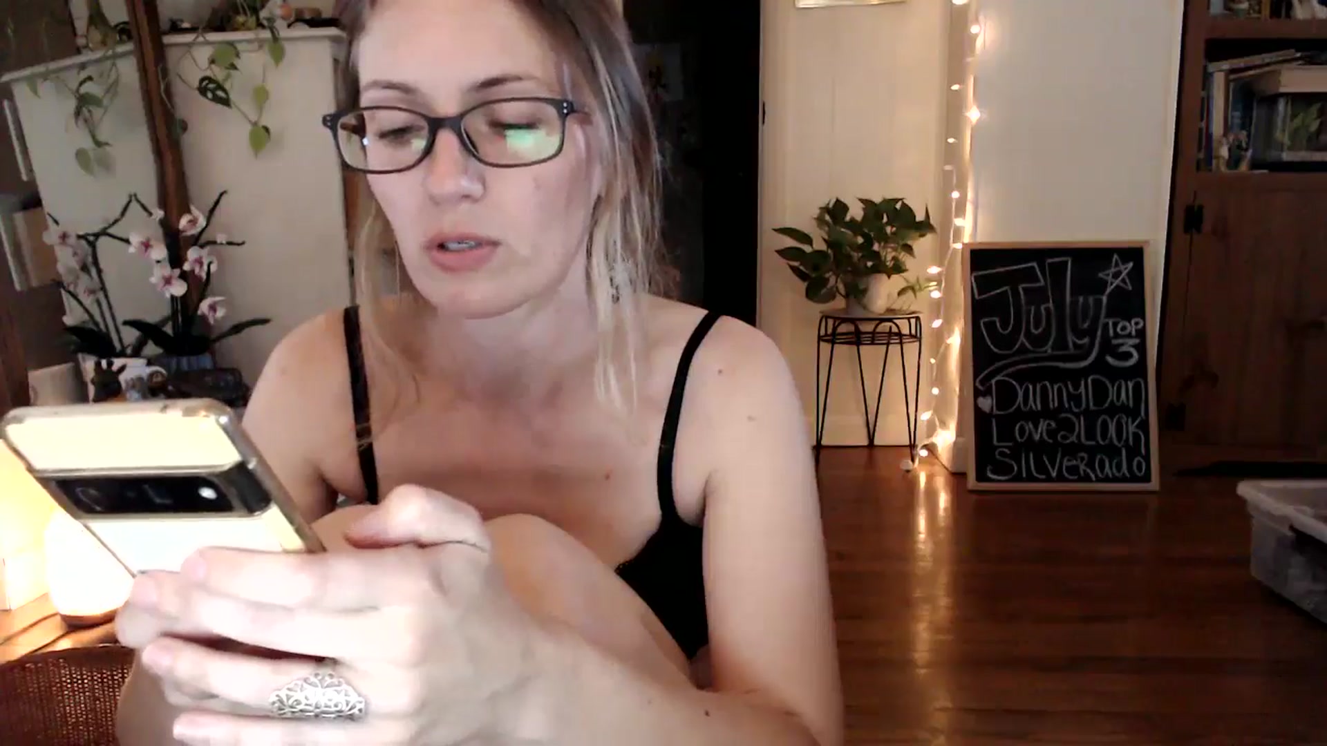 Gallery image thumbnail from WildflowerEm's myfreecams stream on, 07/27/2024, 21:19 image 13 of 20