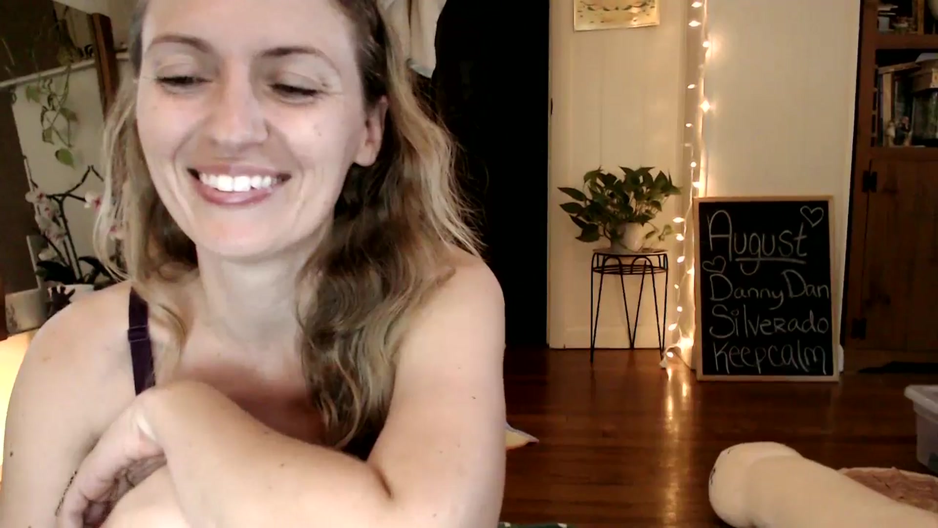 Gallery image thumbnail from WildflowerEm's myfreecams stream on, 08/17/2024, 22:05 image 16 of 20