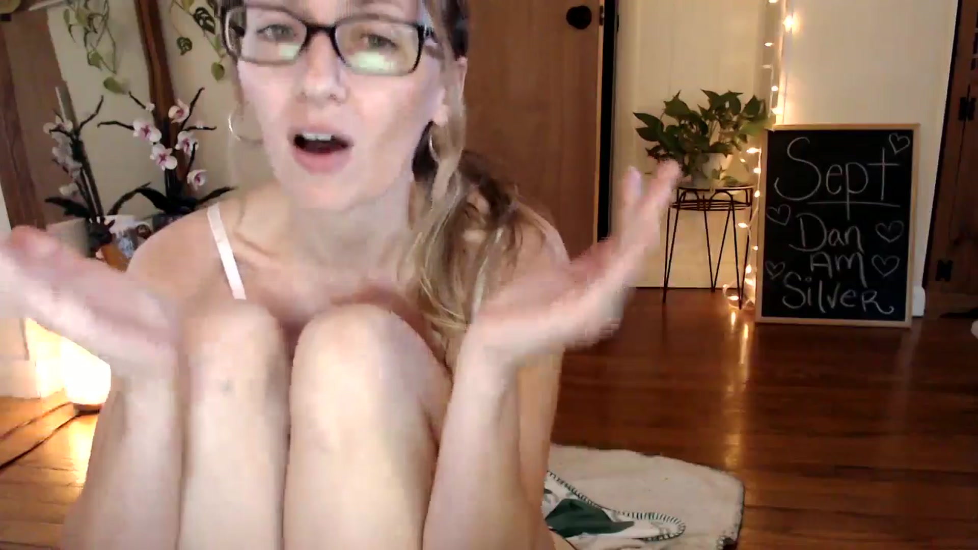Gallery image thumbnail from WildflowerEm's myfreecams stream on, 09/08/2024, 22:19 image 15 of 20