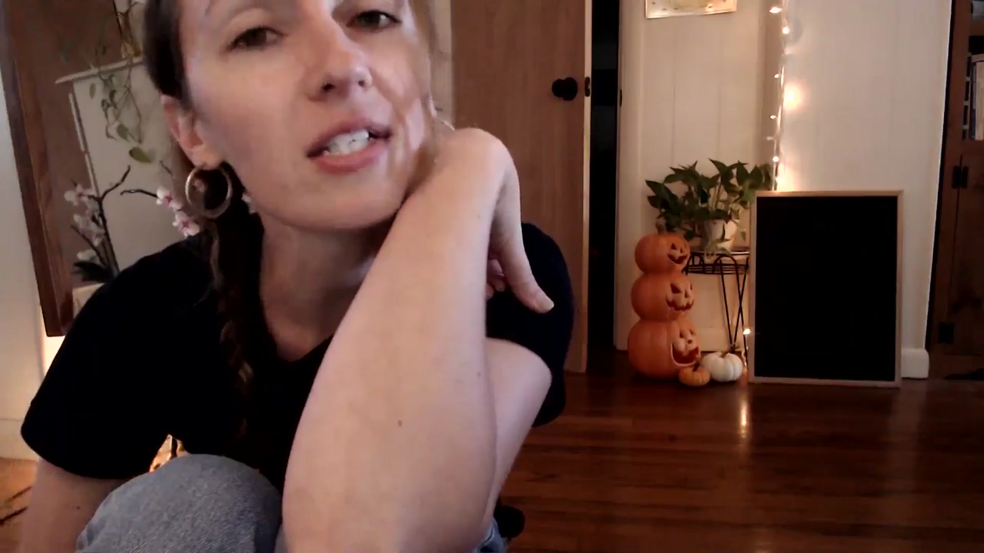 Gallery image thumbnail from WildflowerEm's myfreecams stream on, 10/03/2024, 18:51 image 4 of 20