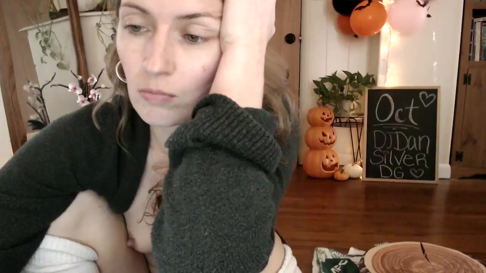Gallery image thumbnail from WildflowerEm's myfreecams stream on, 10/17/2024, 19:06 image 16 of 20