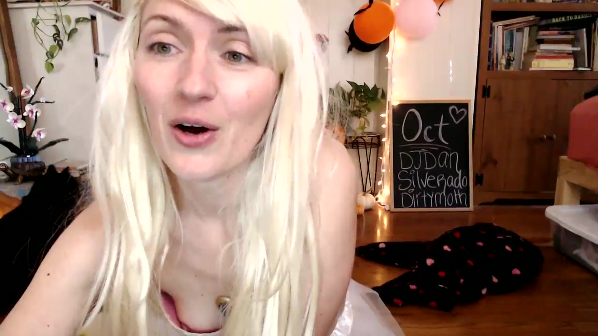 Gallery image thumbnail from WildflowerEm's myfreecams stream on, 10/31/2024, 19:00 image 14 of 20