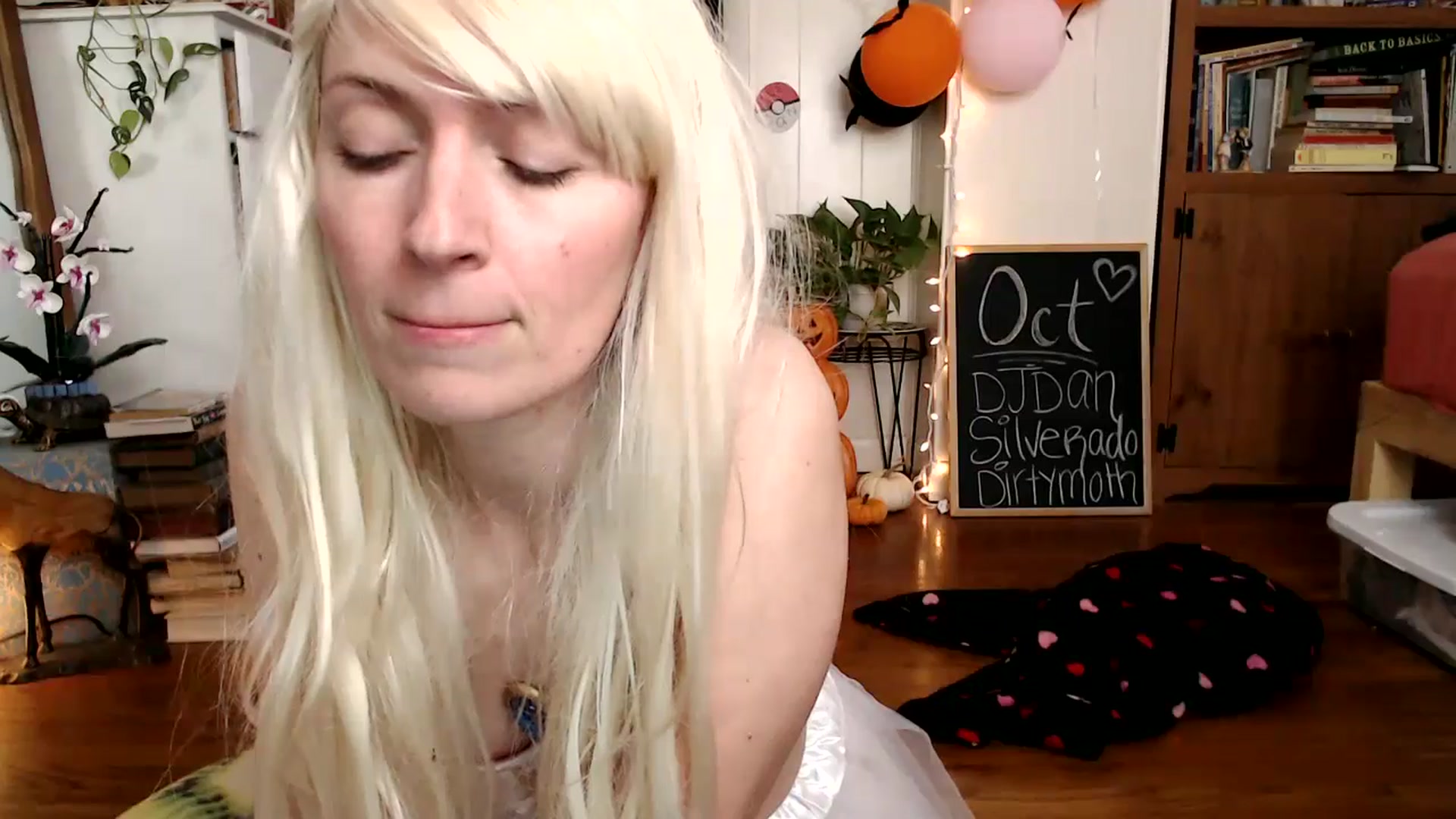 Gallery image thumbnail from WildflowerEm's myfreecams stream on, 10/31/2024, 19:00 image 15 of 20