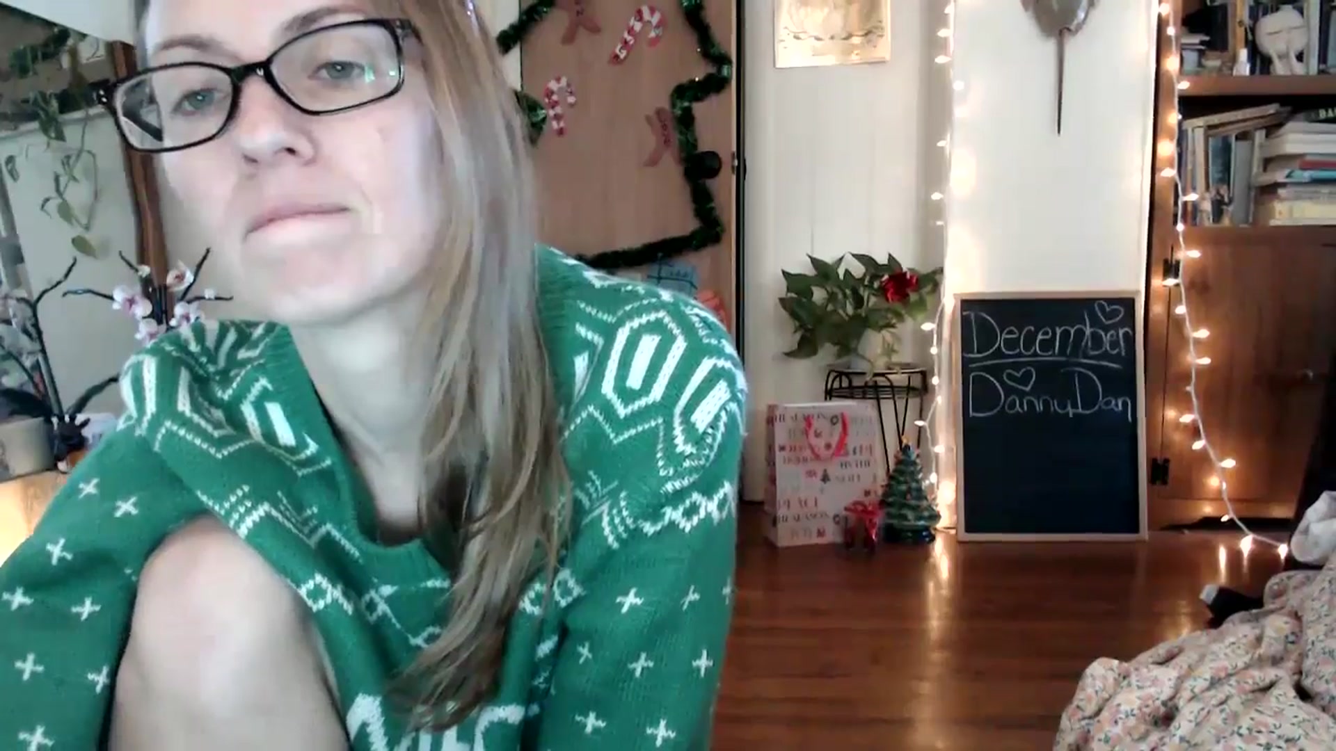 Gallery image thumbnail from WildflowerEm's myfreecams stream on, 12/19/2024, 18:39 image 7 of 20