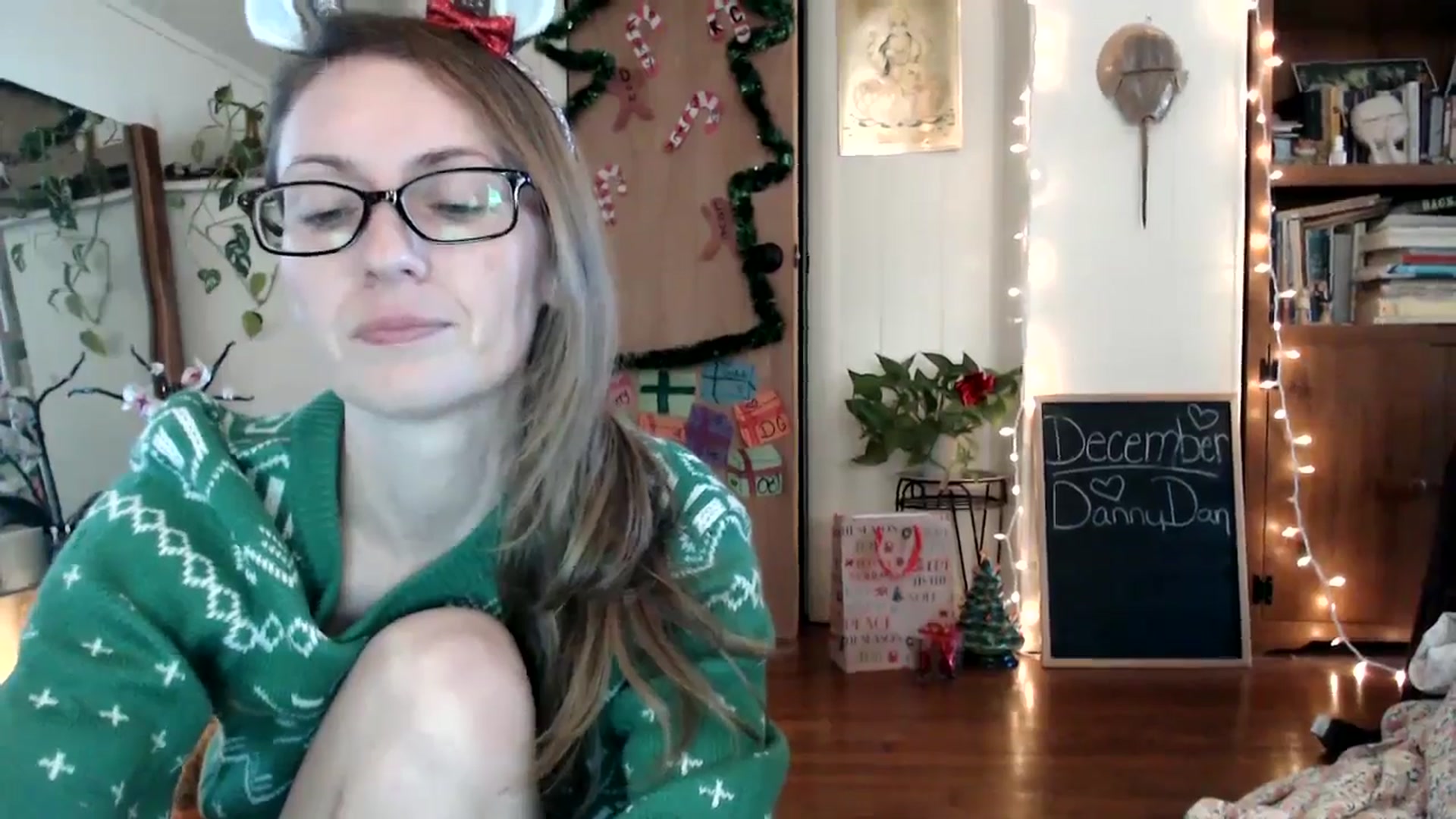 Gallery image thumbnail from WildflowerEm's myfreecams stream on, 12/19/2024, 18:39 image 6 of 20