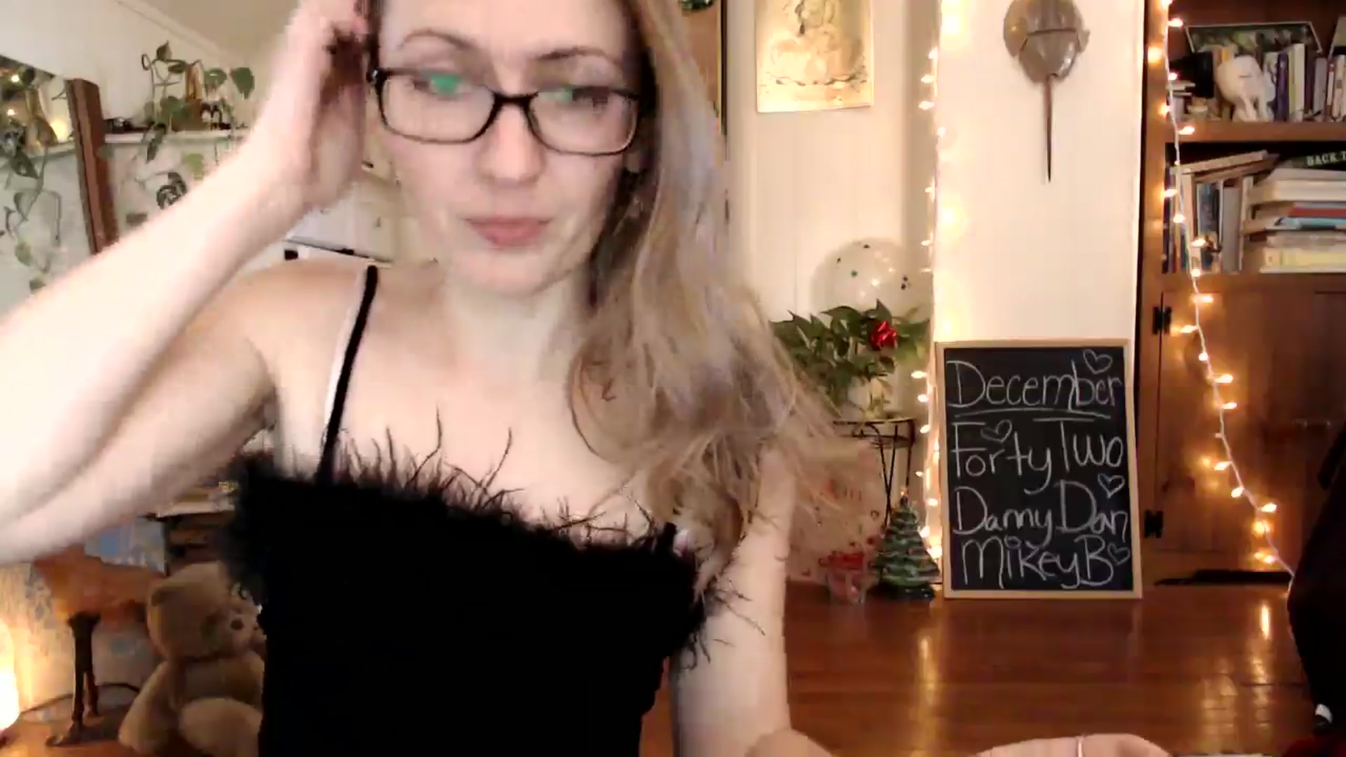 Gallery image thumbnail from WildflowerEm's myfreecams stream on, 12/31/2024, 21:51 image 4 of 20