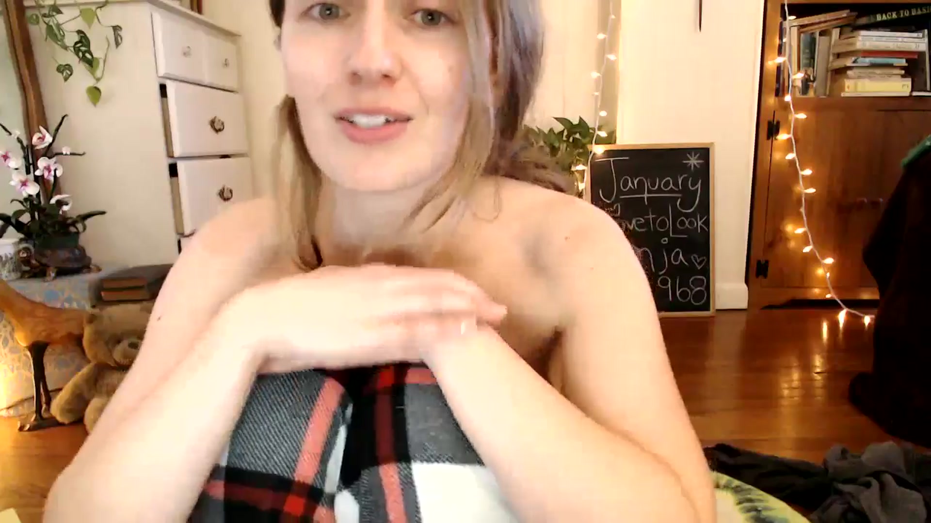 Gallery image thumbnail from WildflowerEm's myfreecams stream on, 01/07/2025, 20:05 image 12 of 20