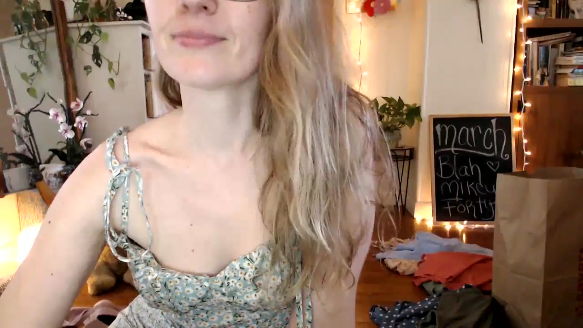 Gallery image thumbnail from WildflowerEm's myfreecams stream on, 03/27/2025, 19:16 image 18 of 20