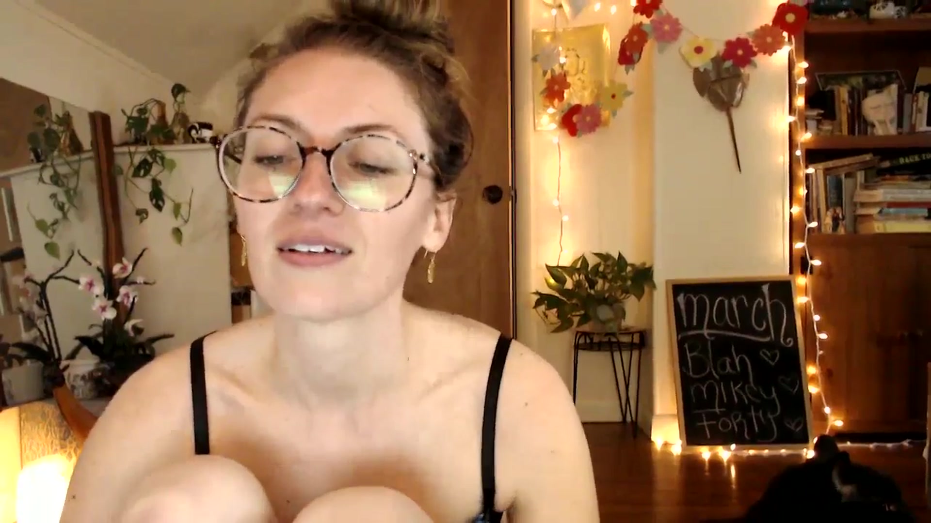 Gallery image thumbnail from WildflowerEm's myfreecams stream on, 03/30/2025, 21:31 image 8 of 20