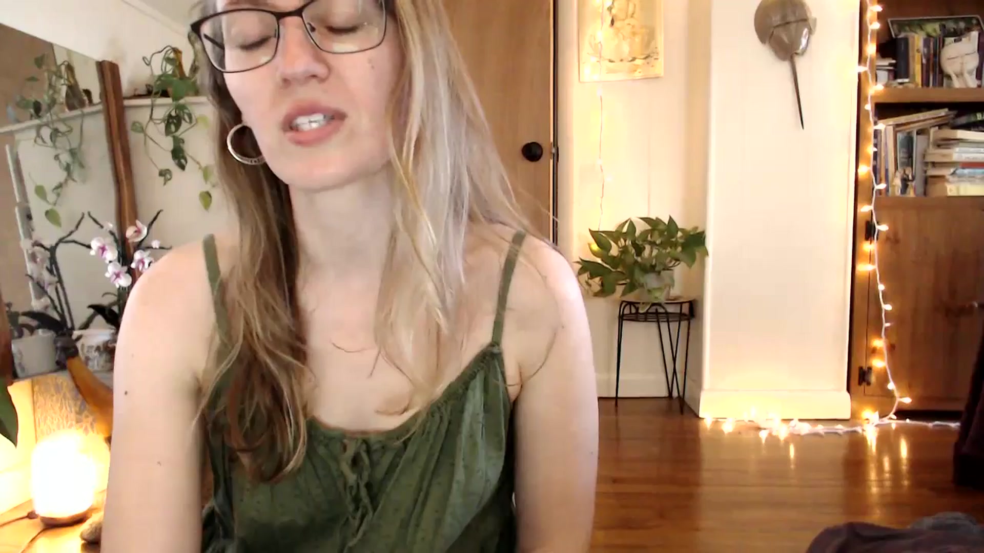 Gallery image thumbnail from WildflowerEm's myfreecams stream on, 04/02/2025, 19:20 image 10 of 20