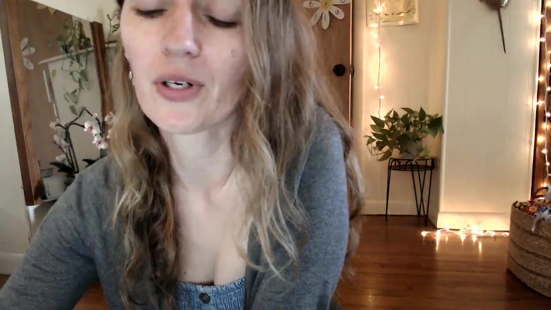 Gallery image thumbnail from WildflowerEm's myfreecams stream on, 05/13/2025, 18:33 image 5 of 20