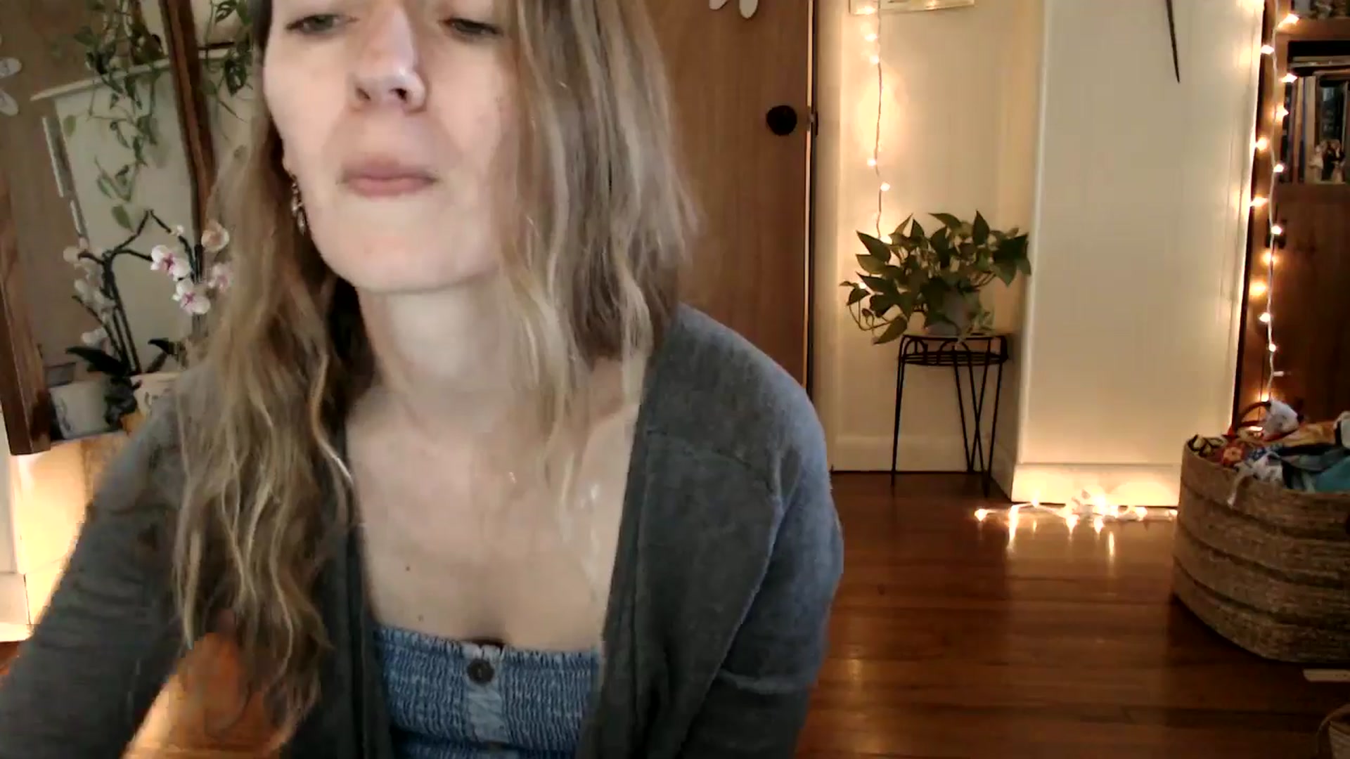 Gallery image thumbnail from WildflowerEm's myfreecams stream on, 05/13/2025, 18:33 image 17 of 20