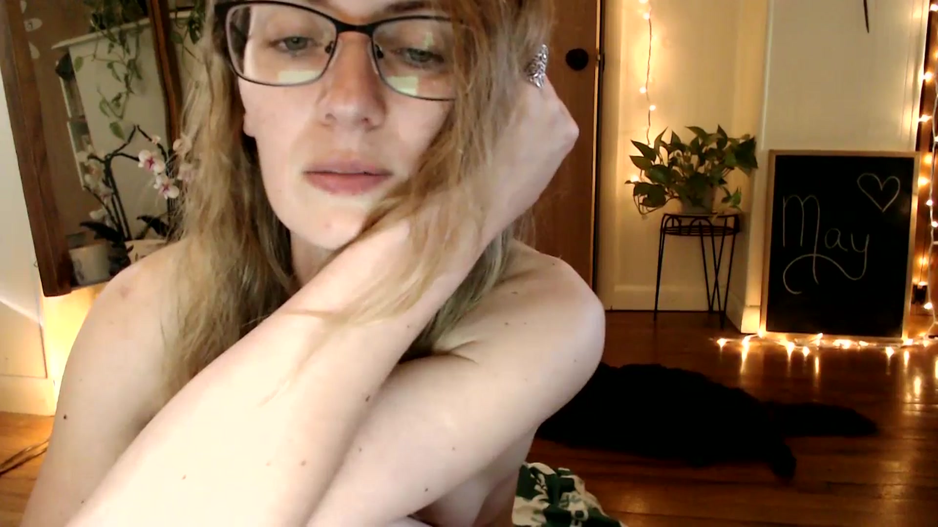 Gallery image thumbnail from WildflowerEm's myfreecams stream on, 05/17/2025, 22:25 image 14 of 20