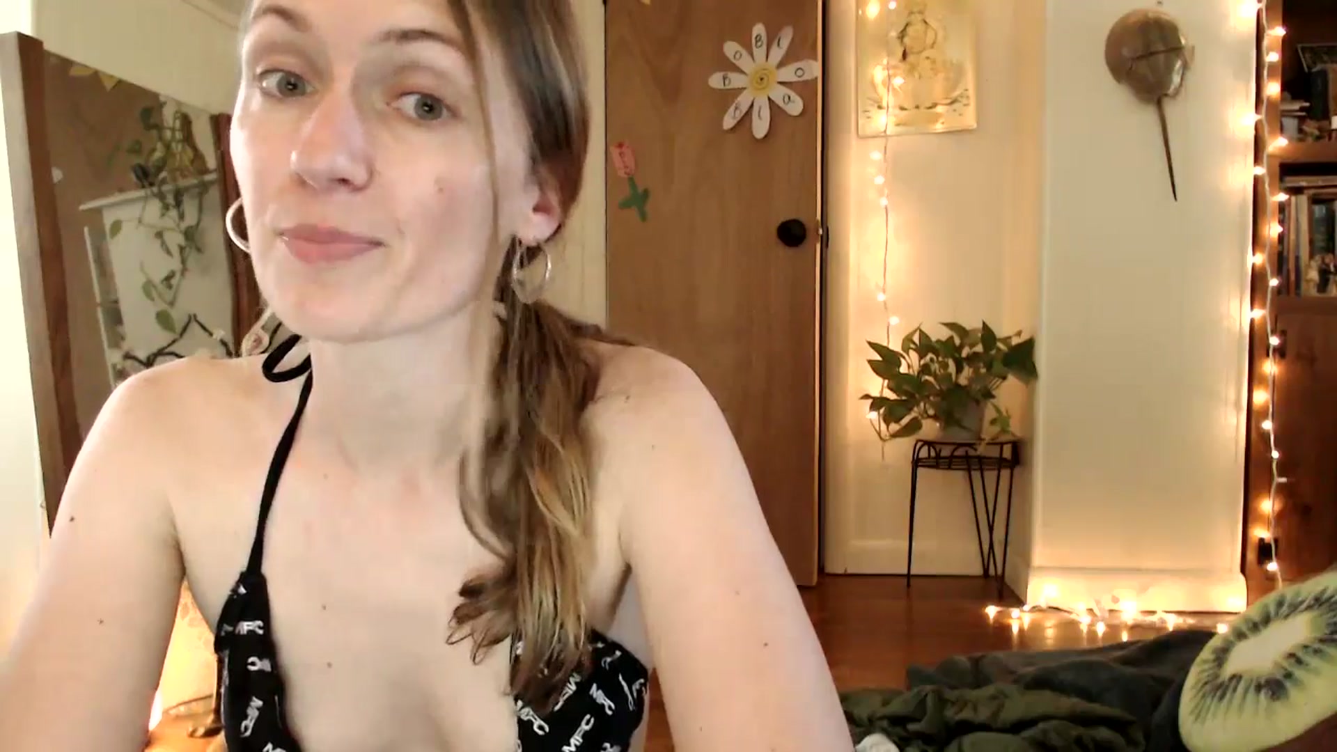 Gallery image thumbnail from WildflowerEm's myfreecams stream on, 06/05/2025, 19:15 image 11 of 20