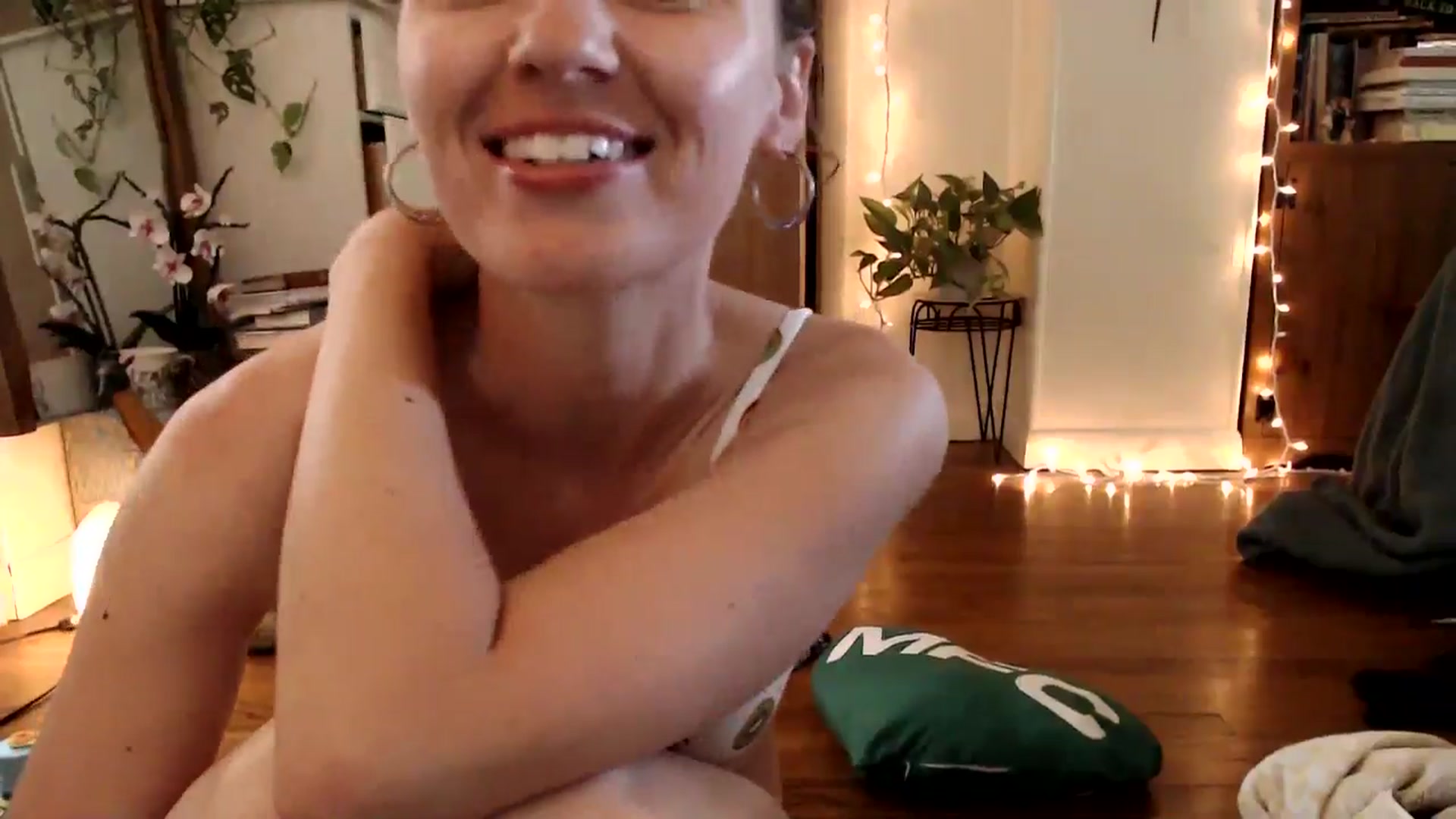 Gallery image thumbnail from WildflowerEm's myfreecams stream on, 06/21/2025, 22:24 image 17 of 20