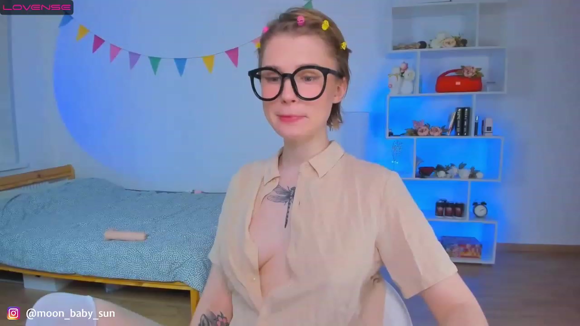 Gallery image thumbnail from WilsonViolet's myfreecams stream on, 12/19/2022, 09:36 image 6 of 20
