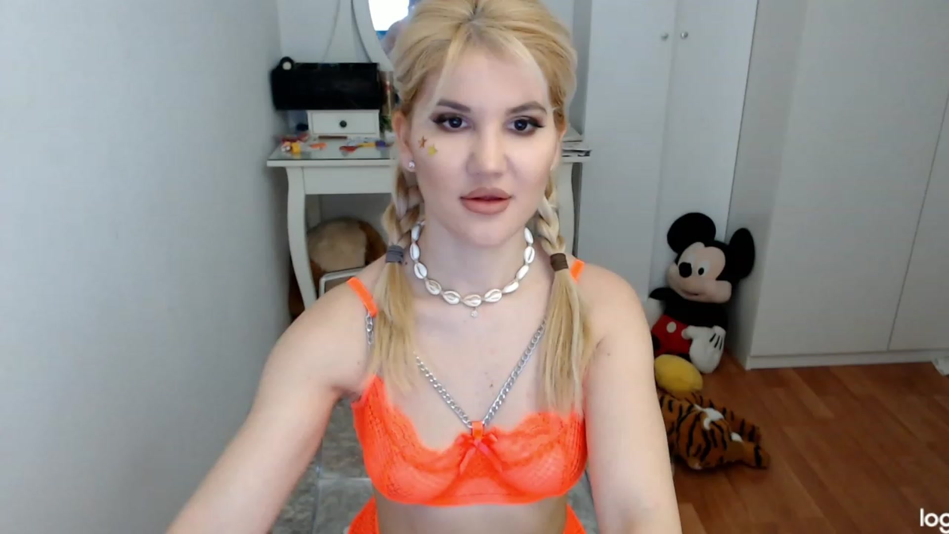 Gallery image thumbnail from WinterJewel's myfreecams stream on, 01/17/2024, 08:25 image 12 of 20