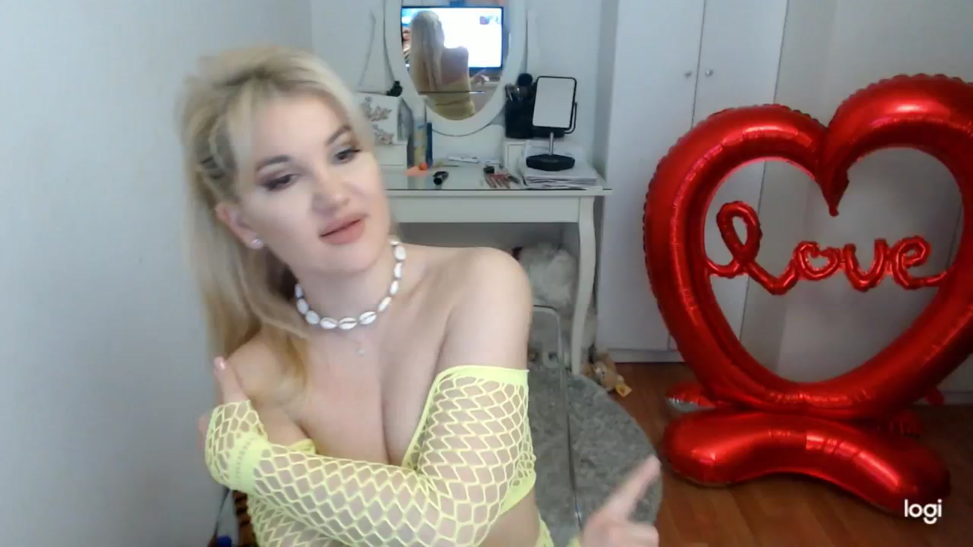 Gallery image thumbnail from WinterJewel's myfreecams stream on, 02/16/2025, 08:26 image 3 of 20