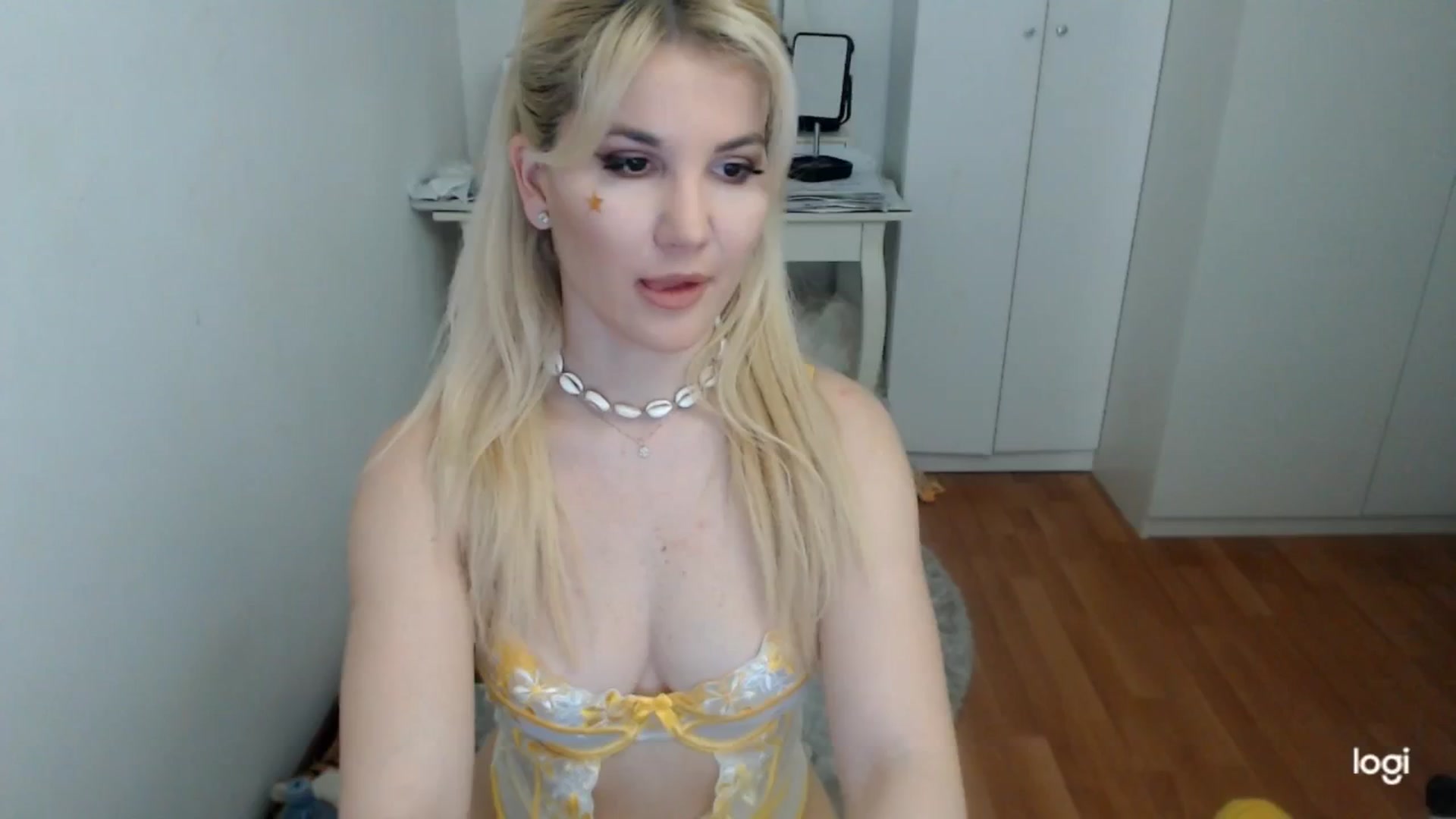 Gallery image thumbnail from WinterJewel's myfreecams stream on, 02/28/2025, 09:12 image 4 of 20
